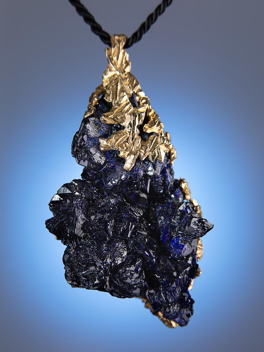 Non taillé Grand pendentif en or en grappe de cristal azurite bleu foncé de style en vente