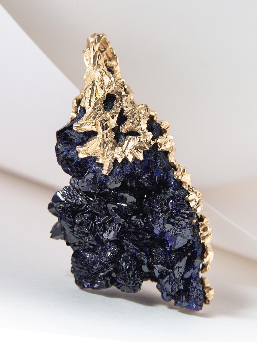 Grand pendentif en or en grappe de cristal azurite bleu foncé de style en vente 2