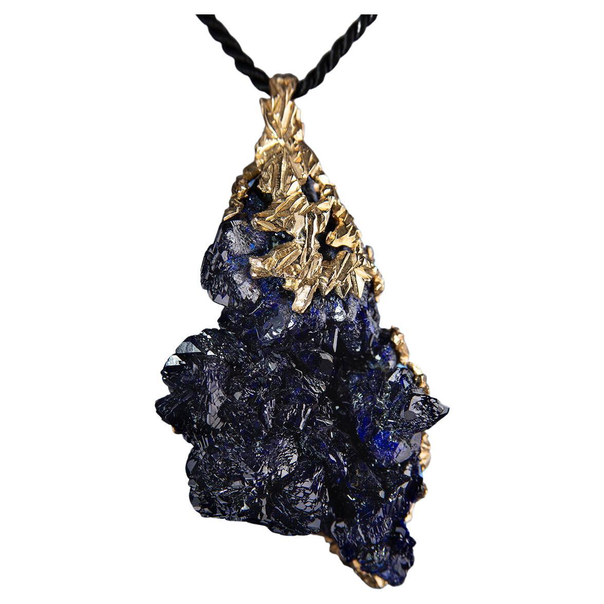 Grand pendentif en or en grappe de cristal azurite bleu foncé de style en vente