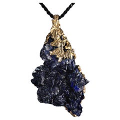 Ciondolo d'oro a grappolo di cristalli di azzurrite di grandi dimensioni Stile blu profondo