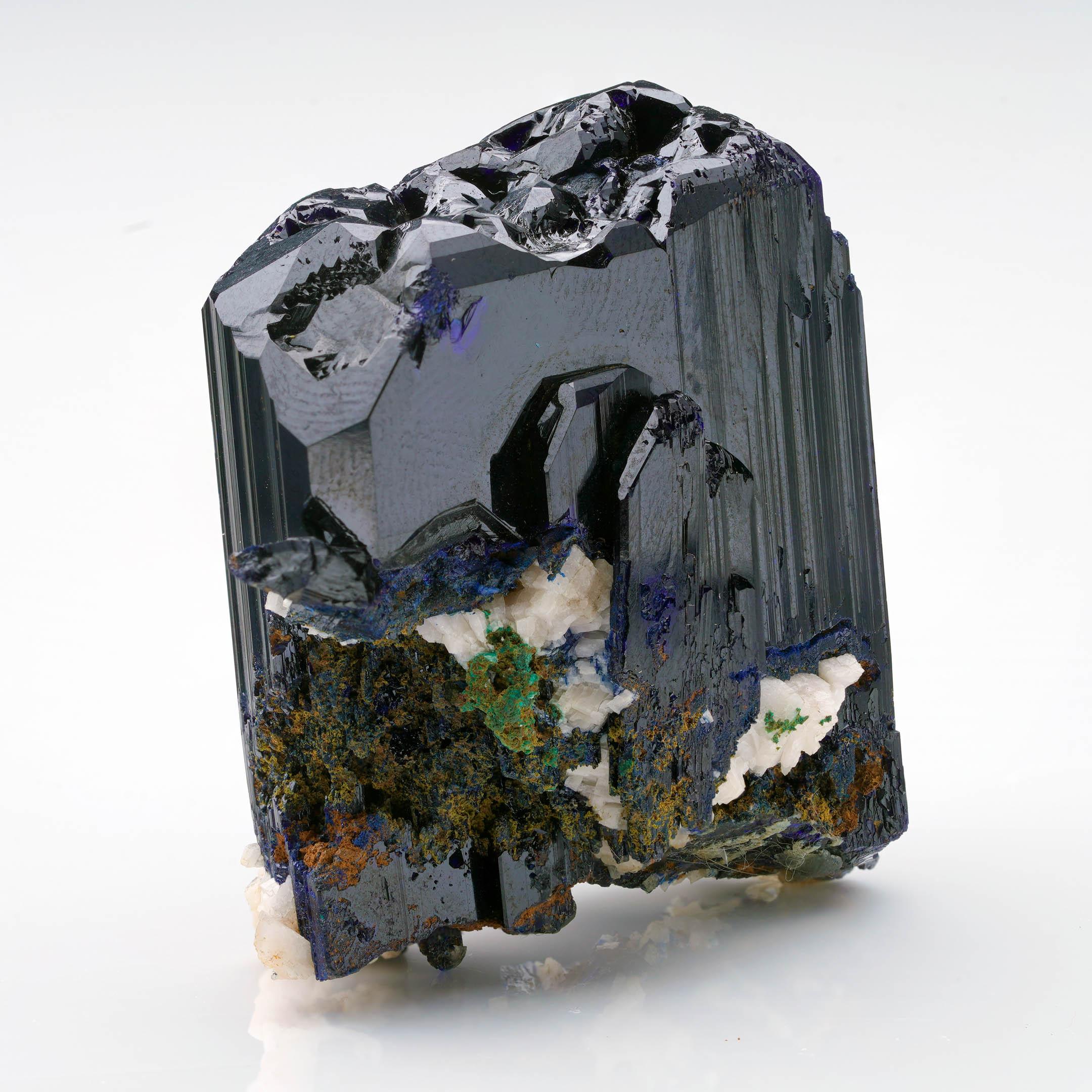 Questo spettacolare cristallo di azurite di grandi dimensioni, proveniente dalla leggendaria miniera di Tsumeb in Namibia, mostra una perfetta terminazione, un'intensa saturazione del colore e un'eccezionale lucentezza a specchio. Il profondo blu