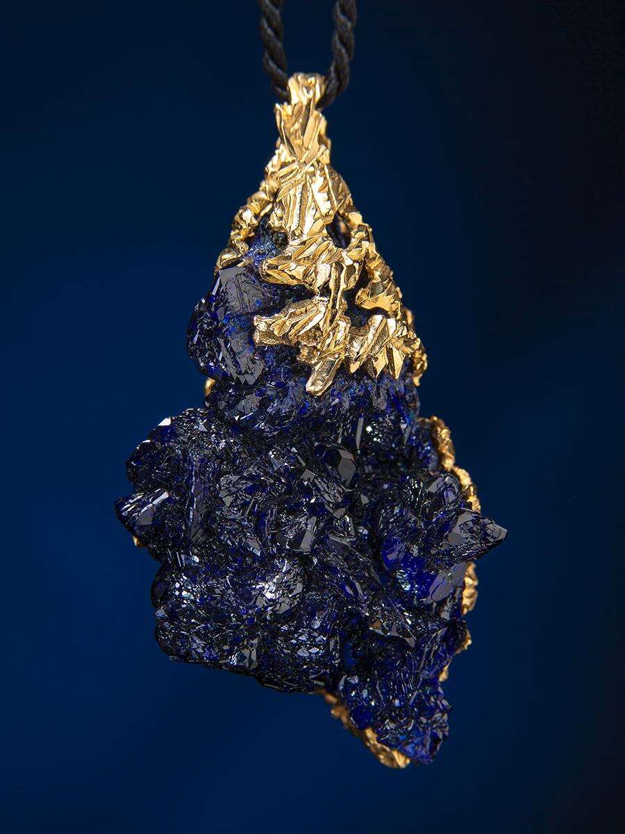 Non taillé Pendentif en or avec pépite de cristal bleu foncé de style dévotion pour la nature, Azurite en vente