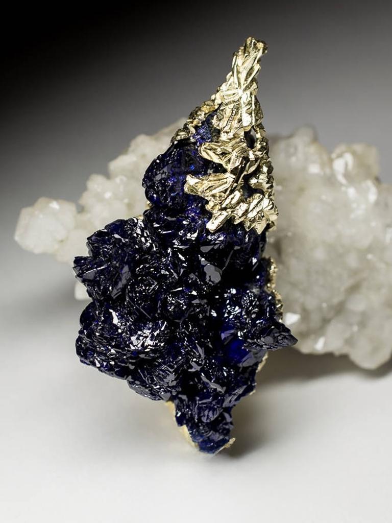Pendentif en or avec pépite de cristal bleu foncé de style dévotion pour la nature, Azurite en vente 2
