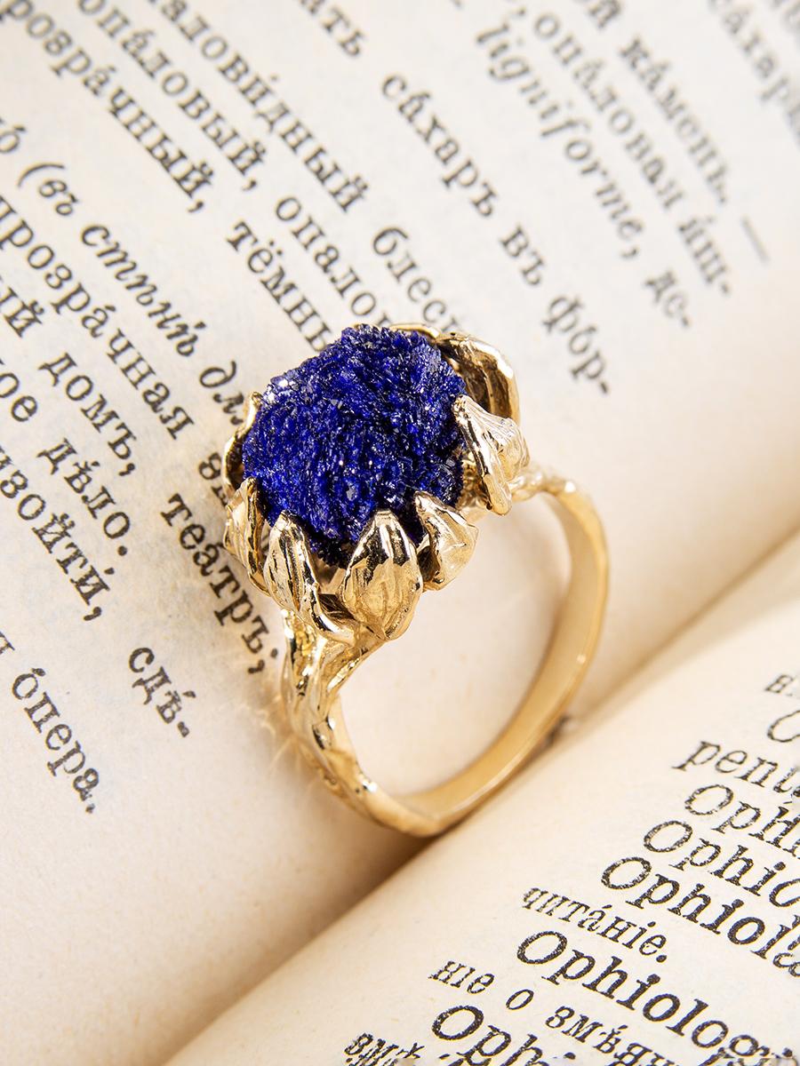 Azurite Gold Ring Natural Deep Blue Raw Crystal Flower petals In New Condition For Sale In Berlin, DE