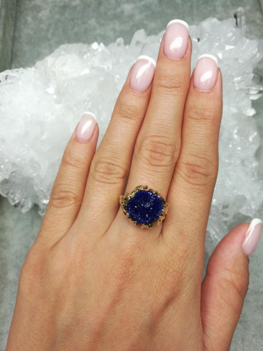 Non taillé Bague en or azurite bleu profond naturel et pétales de fleurs en cristal brut en vente