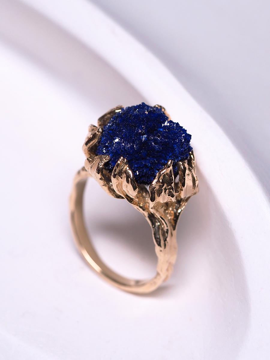 Artisan Bague en or azurite bleu profond naturel et pétales de fleurs en cristal brut en vente