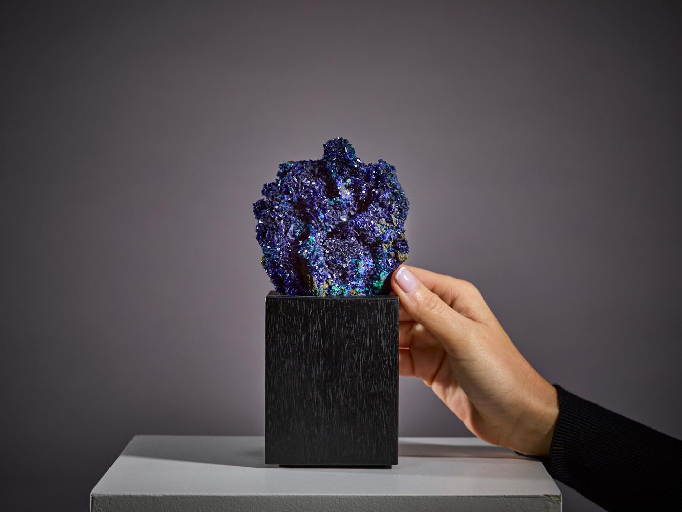 Questo vivace esemplare proveniente dalla Cina mostra un'accattivante miscela di
azurite e malachite in brillanti tonalità di blu e verde. La superficie
è pieno di cristalli di varie dimensioni, da quelli delicati e fini a quelli più
formazioni