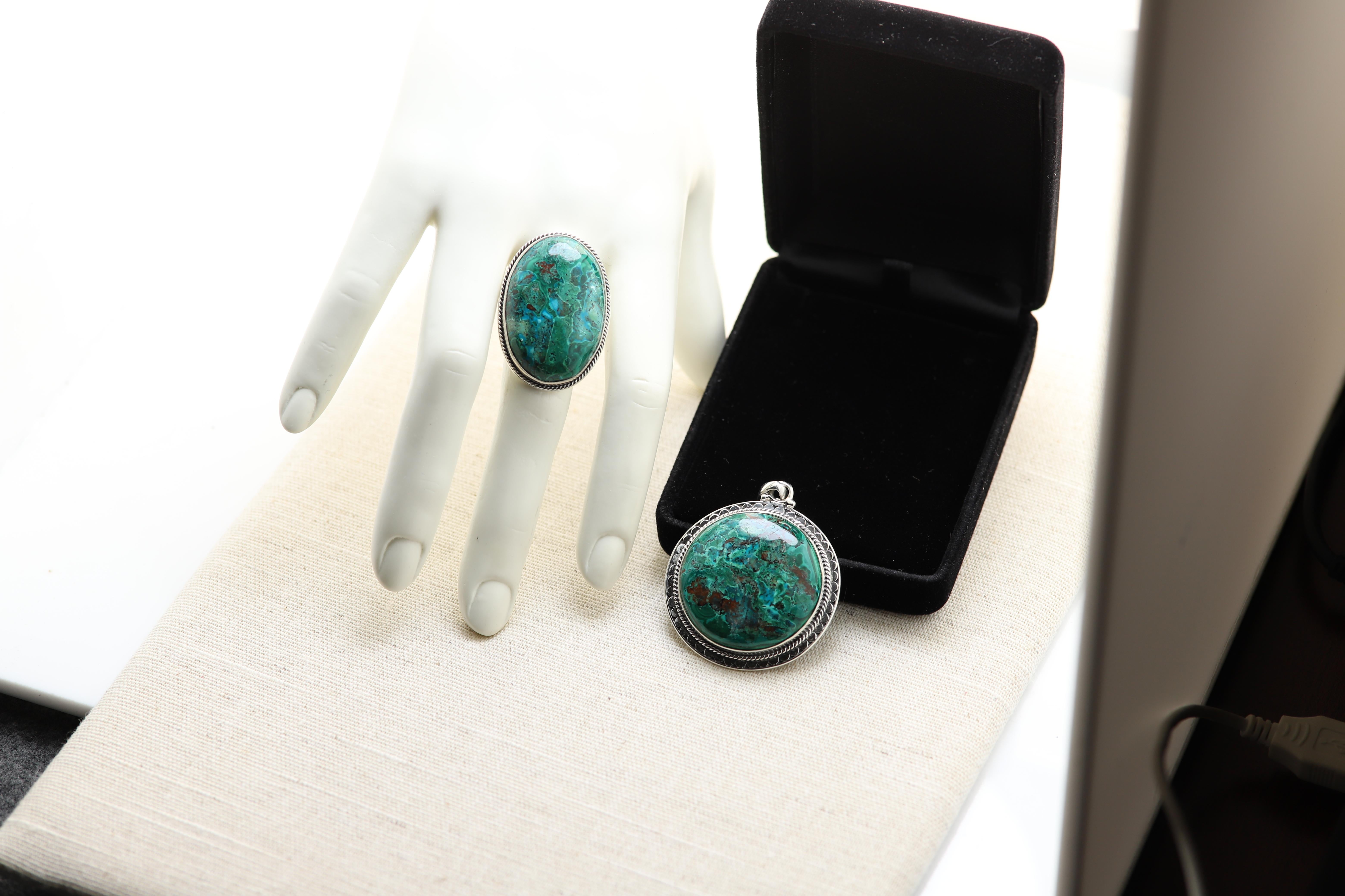 Brilliant natural Stone set of Pendant and Ring
set with Sterling Silver 925
the Pendant stone size approx 35mm (1.5' inch) Diameter Round Shape 30 grams
the Ring stone size approx 35 x 23 mm (1.5' Inch Long) Oval Shape 25 grams
Finger size is 8'
