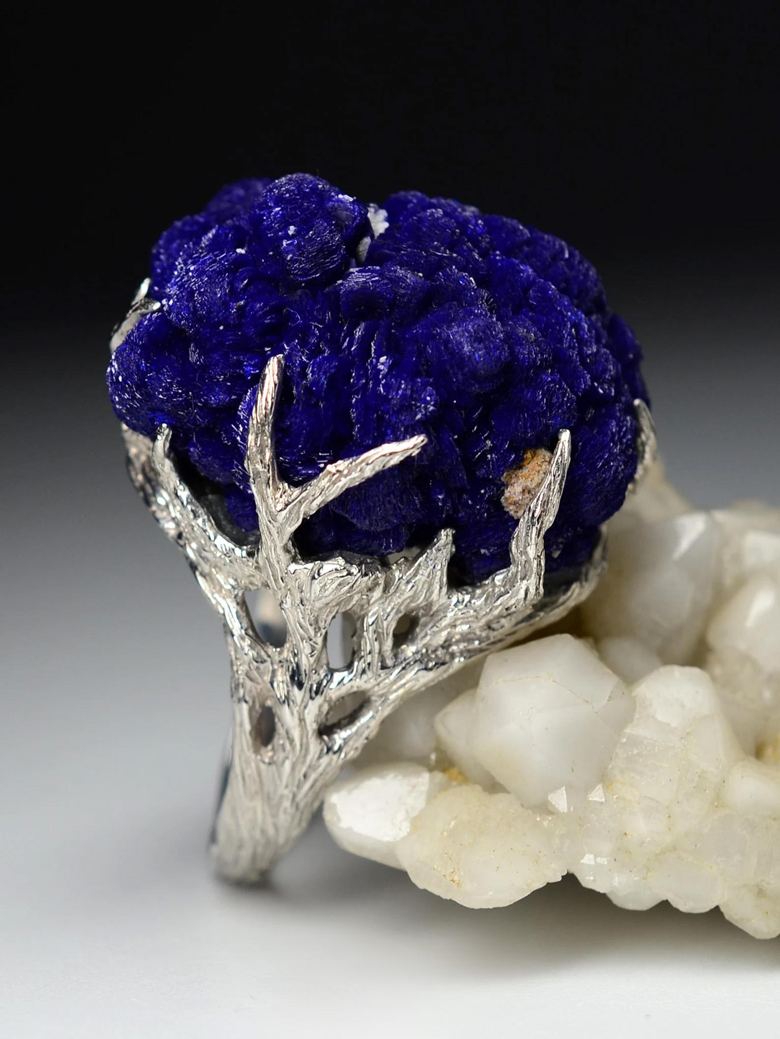 Silver ring with natural Azurite crystal 
azurite measurements - 0,39 x 0,59 x 0,79 in / 10 x 15 x 20 mm
azurite weight - 27.60 carat
ring size - 7.25 US
ring weight - 10.98 grams