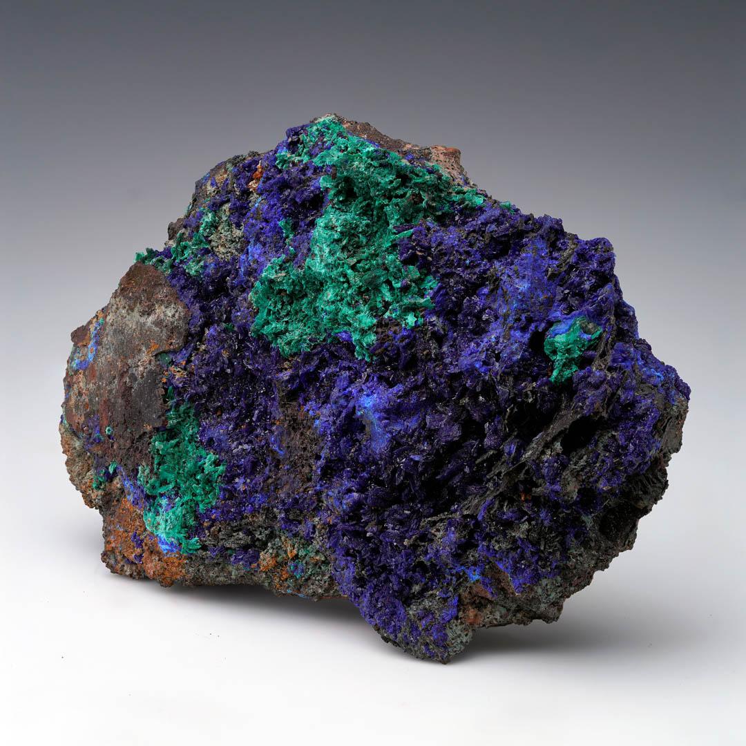 Cet audacieux spécimen d'azurite et de malachite provenant du Maroc présente des cristaux d'azurite bleu royal étincelants et profondément pigmentés, répartis sur une matrice décorée de fleurs de malachite d'un vert éclatant. La saturation