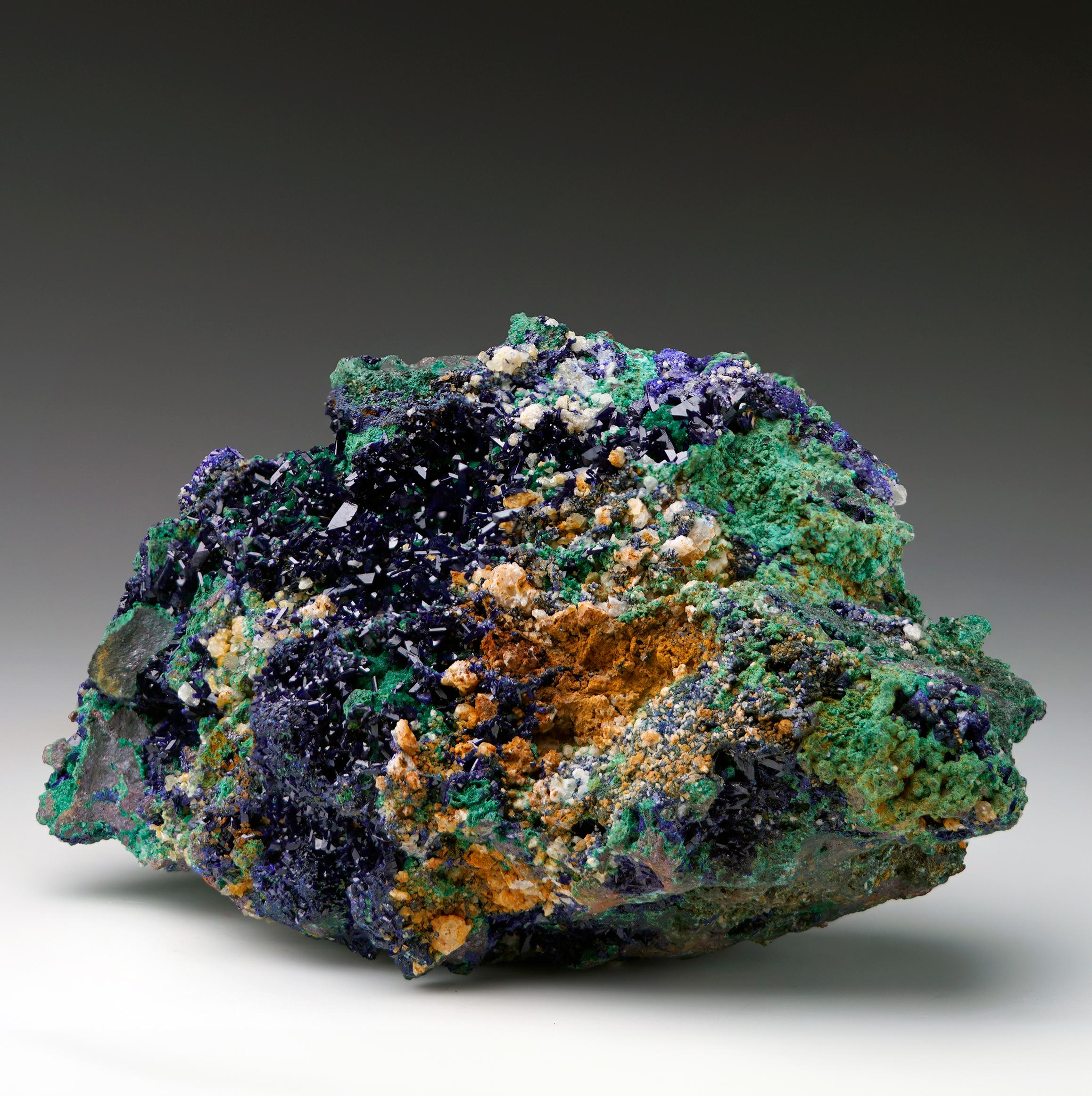 Ce spécimen d'azurite et de malachite provenant du Maroc présente une fusion extraordinaire de cristaux d'azurite d'un indigo profond et d'excroissances de malachite d'un vert vif. La Nature présente un contraste étonnant de couleurs et de textures,