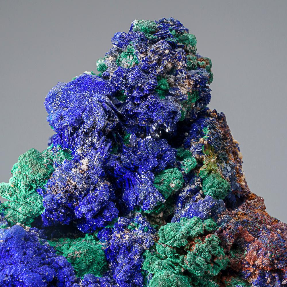 Diese große Stufe aus Bisbee, Arizona USA, enthält eine auffällige Mischung aus elektrisch-blauen Azuritkristallen und grünem Malachit. Zeigt unterschiedliche Oxidationsstufen von Kupfer, von Malachit bis Azurit, wobei alle Kristalle perfekt geformt