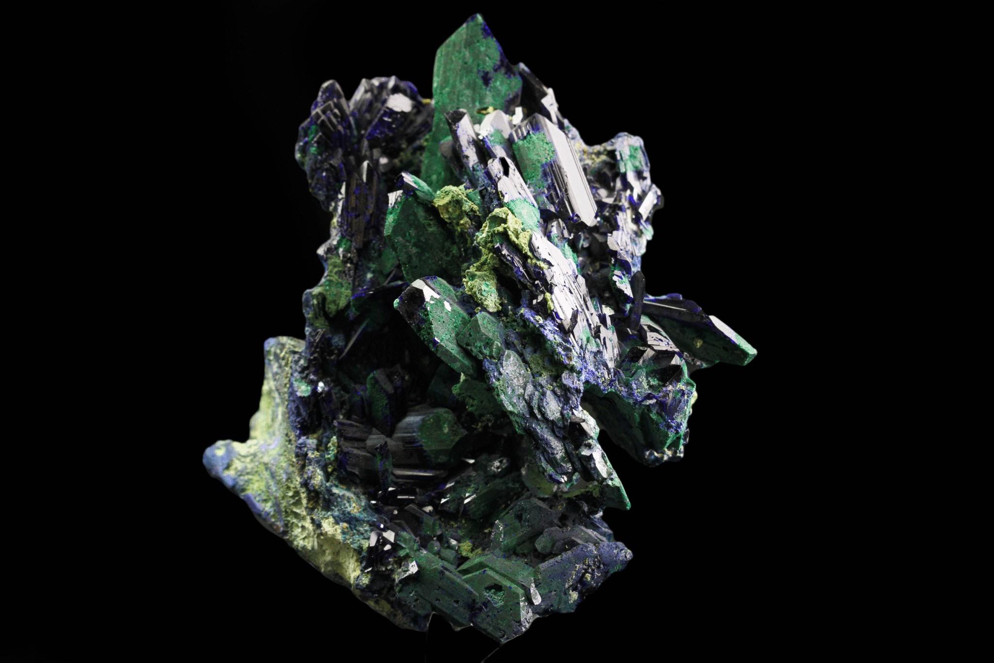 Aus der Tsumeb-Mine, Otavi-Bergland Distrikt, Oshikoto, Namibia

Komplexes Kreuzungscluster aus Azuritkristallen mit Bereichen, die nach Azurit zu grünem Malachitpseudomorph umgewandelt sind. Die Kristalle sind langgestreckte prismatische