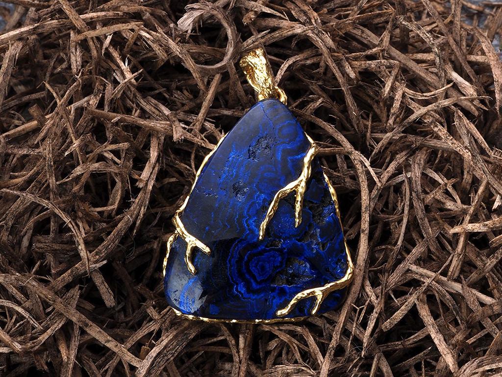 Azurite Yellow Gold Pendant Dark Blue Patterned Gem Triangle Black Magic In New Condition For Sale In Berlin, DE