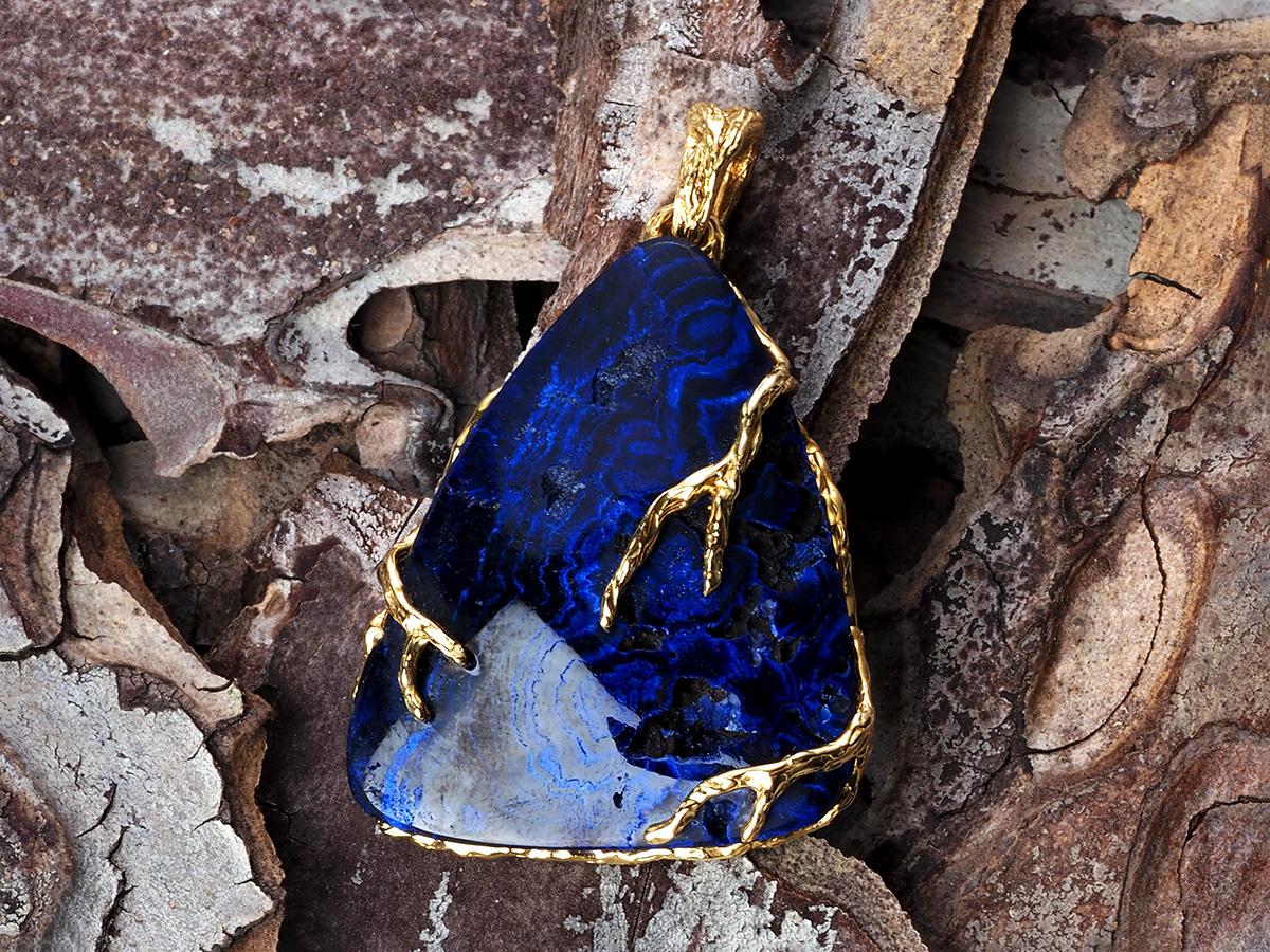 Pendentif en or jaune à motif bleu foncé triangle magique noire Neuf - En vente à Berlin, DE