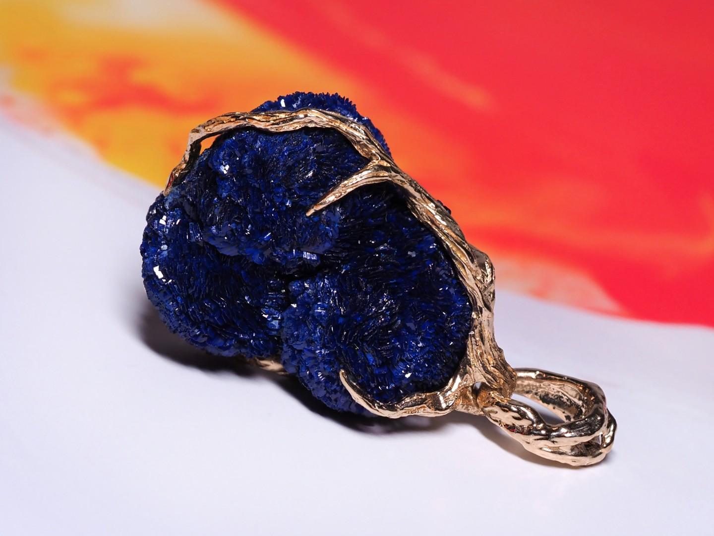 Artisan Azurite Yellow Gold Pendant Navy Blue Raw Uncut Crystals Unisex For Sale