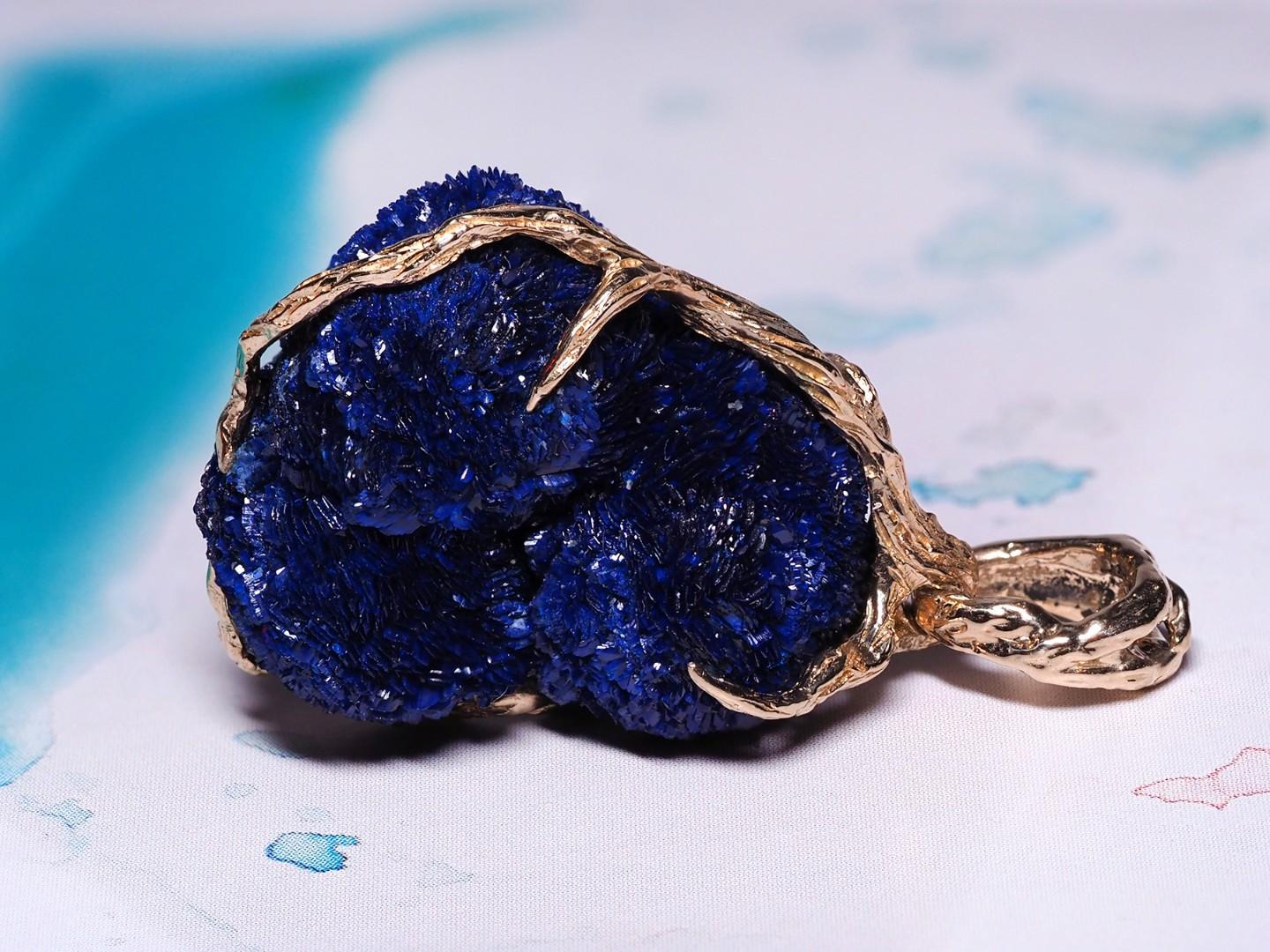 Azurite Yellow Gold Pendant Navy Blue Raw Uncut Crystals Unisex In New Condition For Sale In Berlin, DE
