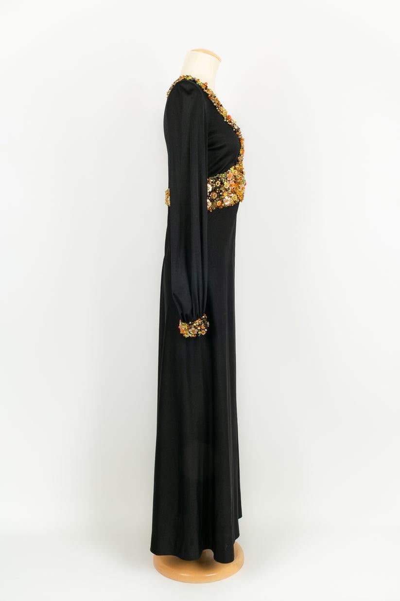 Azzaro - (Made in France) Black jersey long sleeve dress sewn with beads and celluloid elements. No size label, it fits a 36FR.

Additional information: 
Dimensions: Shoulder width: 38 cm, Chest: 40 cm, Sleeve length: 68 cm, Length: 140