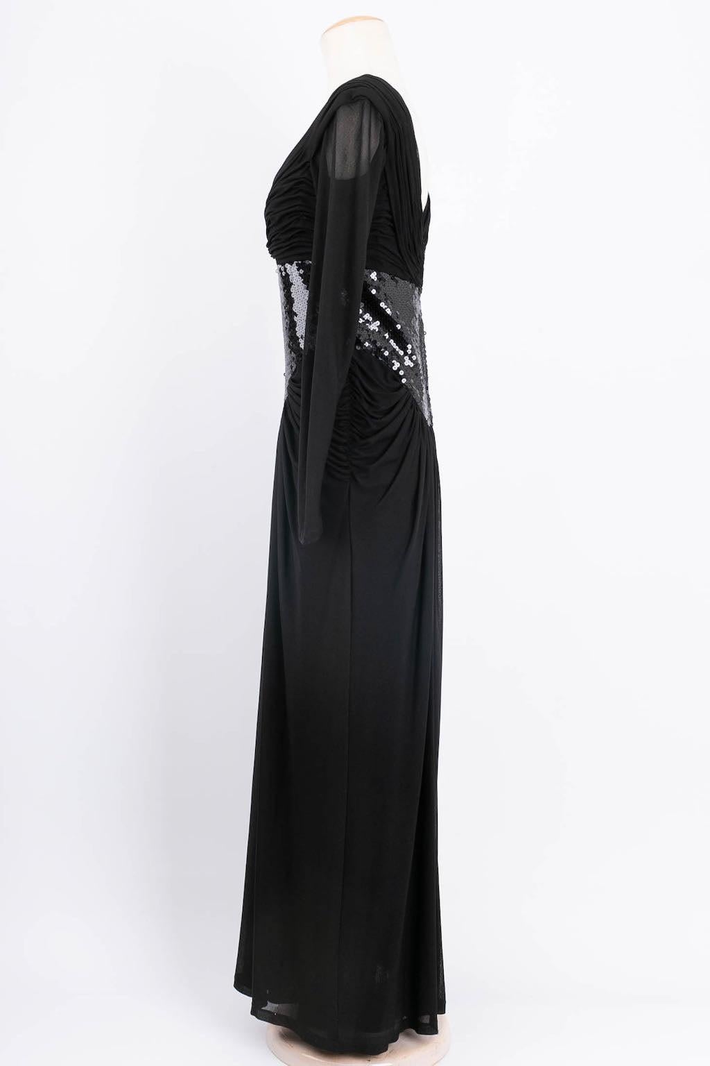 Azzaro (Made in France)Long dress in jersey embroidered with sequins. No composition or size tag, it fits a size 36FR.

Additional information: 
Dimensions: Bust: 74 cm (29.13