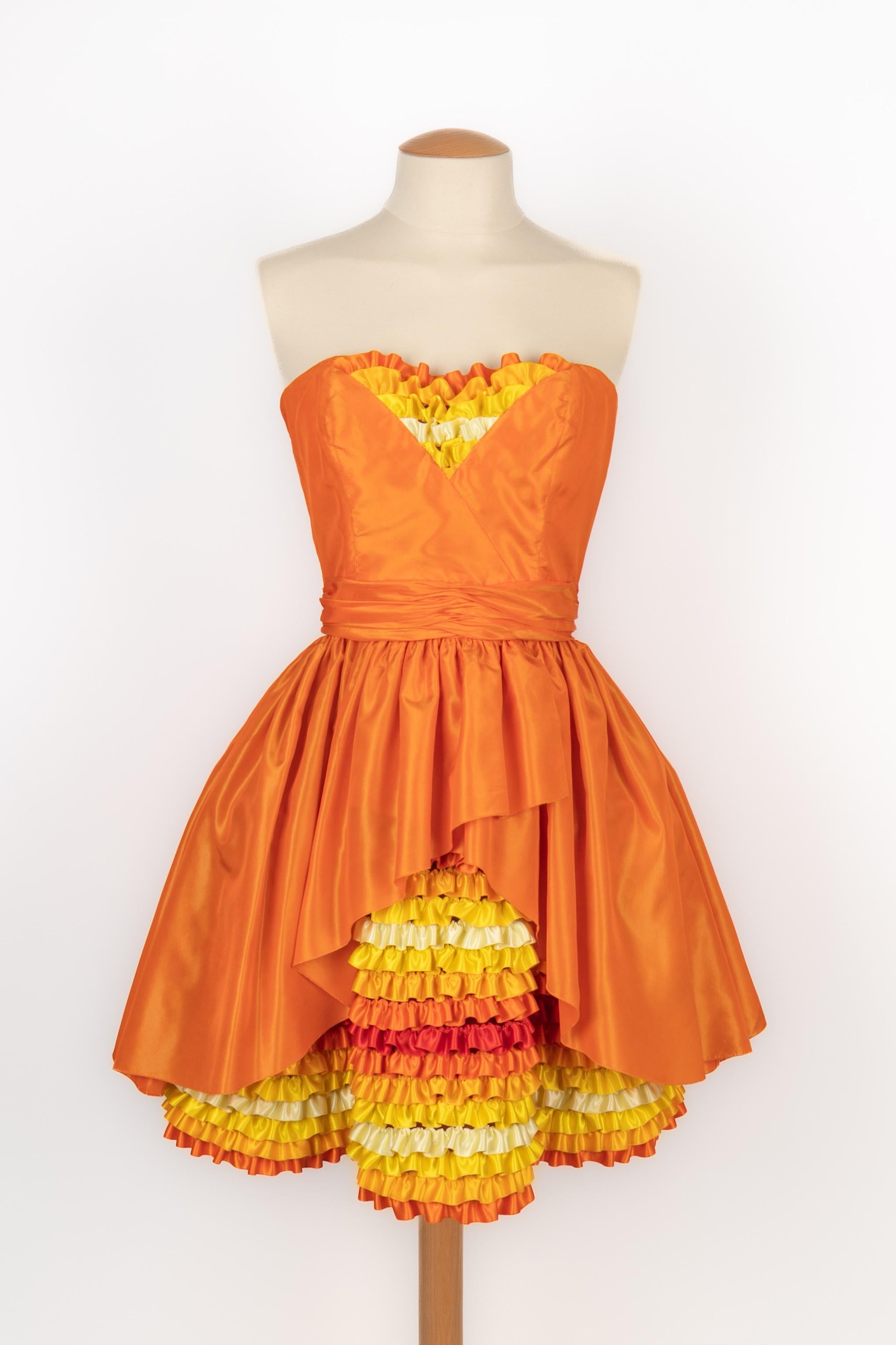 AZZARO - (Made in France) Taffeta bustier dress in orange and yellow tones. Size and composition labels missing, it fits a 36FR.

Condition:
Very good condition

Dimensions:
Chest: 42 cm - Waist: 35 cm - Length: 72 cm

SKU:VR364