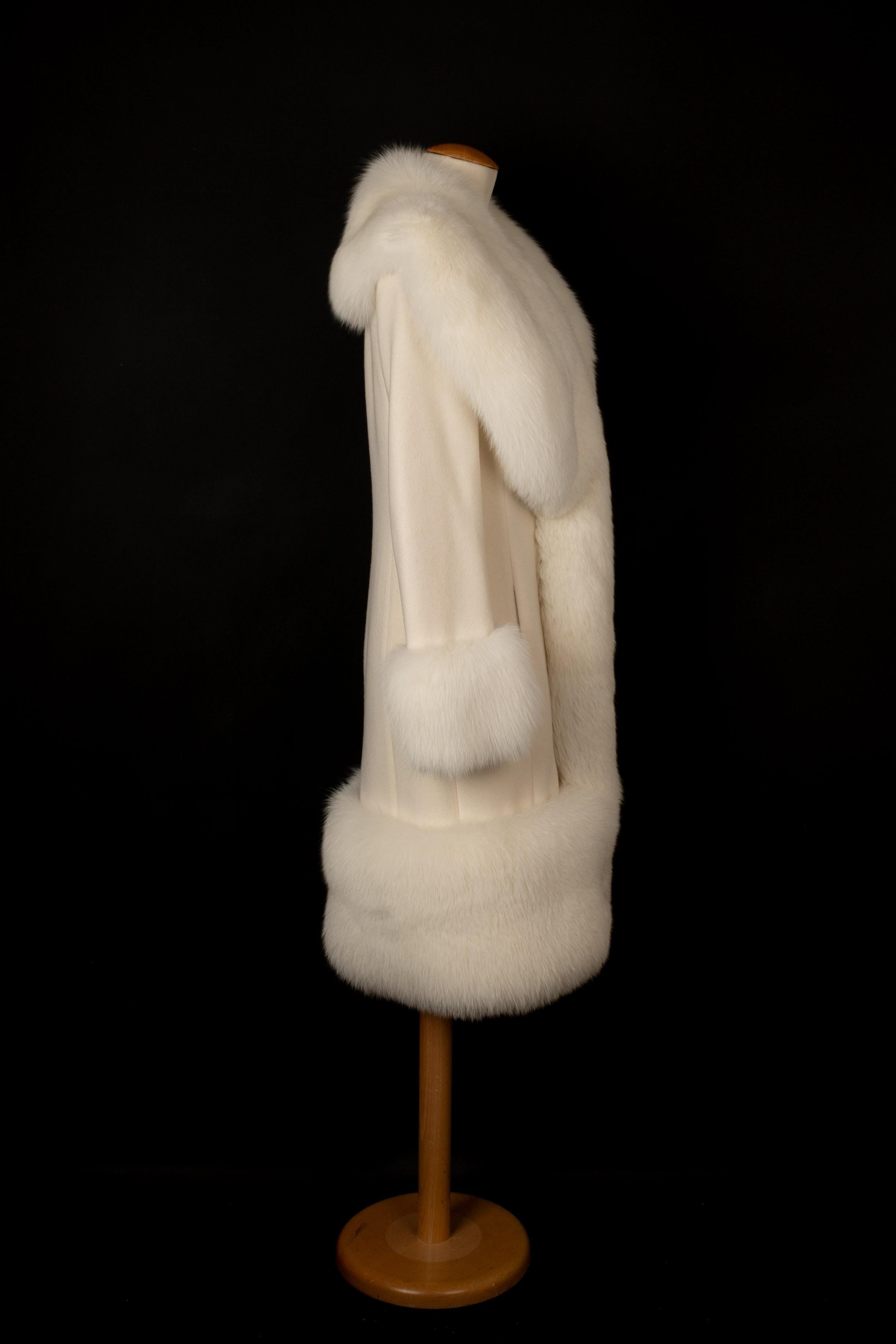 Azzaro - (Fabriqué en France) Manteau en cachemire avec du renard lustré et une doublure en soie. Taille 38FR.

Informations complémentaires : 
Condit : Très bon état.
Dimensions : Longueur des manches : 62 cm - Longueur : 108 cm

Référence du