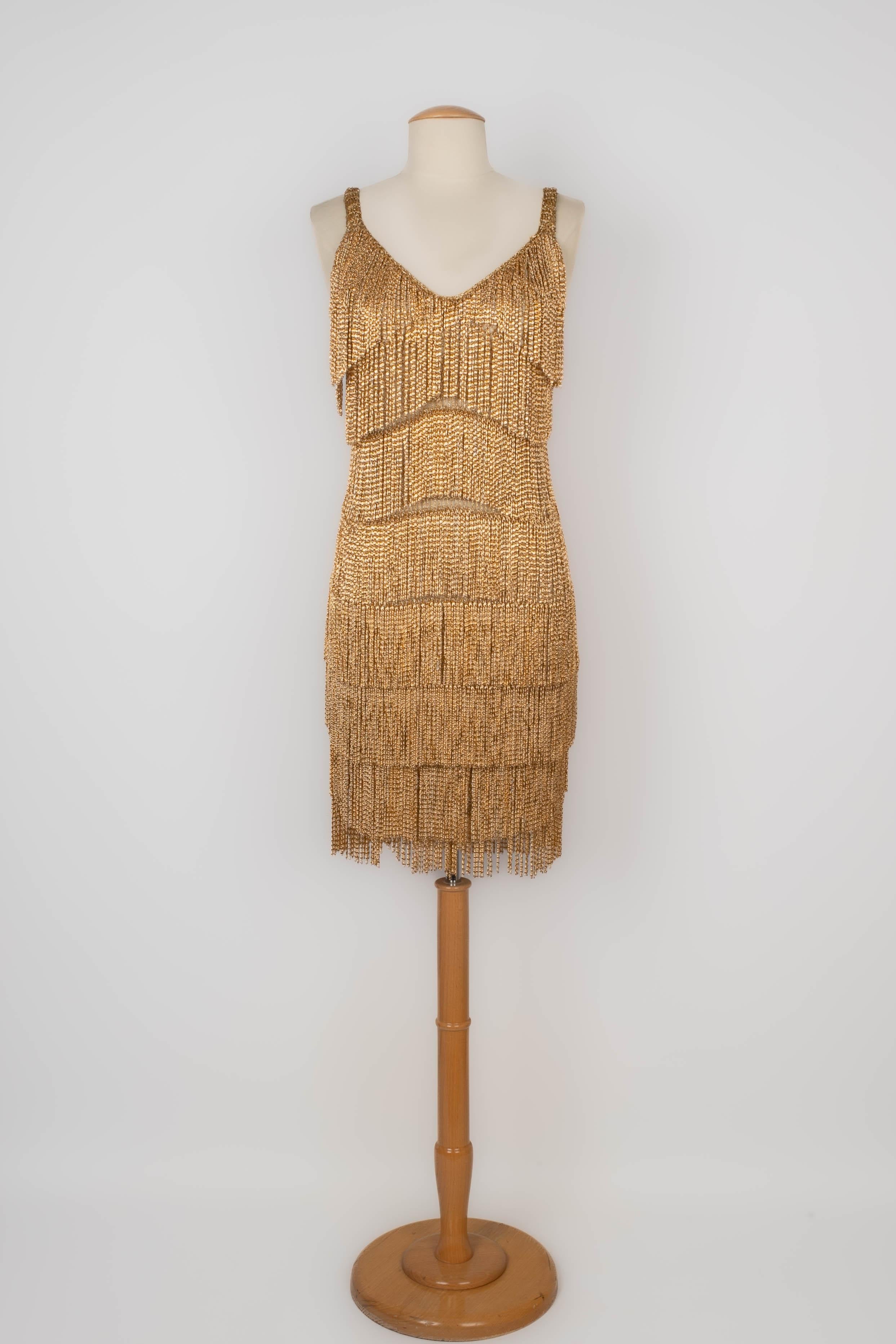 AZZARO - (Made in France) Golden chain fringed dress. Piece from the beginning of the 1970s, very famous because Tina Turner wore it. Missing size and composition labels, it fits a 36FR.

Condition:
Very good condition

Dimensions:
Chest: 35 cm -