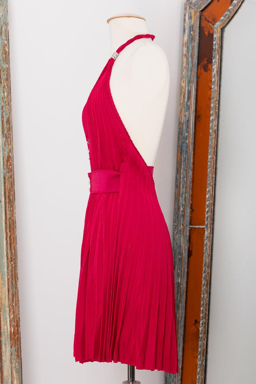 Azzaro (Fabriqué en Italie) - Robe dos nu en viscose rose framboise. La taille est soulignée par une large ceinture élastique qui se trouve en partie à l'intérieur de la robe. Pas d'étiquette de marque, la robe est signée sur une puce argentée.
