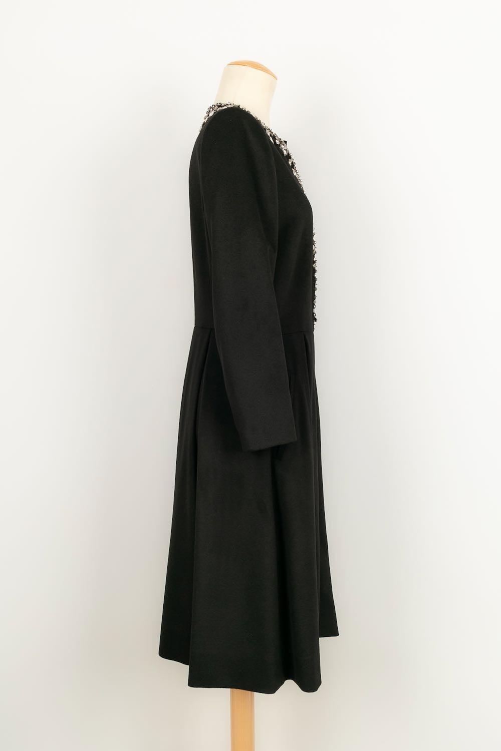 Azzaro - (Fabriqué en France) Manteau / veste longue en cachemire noir cousu de strass. Taille 40FR.

Informations complémentaires : 
Dimensions : Largeur des épaules : 37 cm, Longueur des manches : 54 cm, Longueur : 100 cm
Condit : Très bon