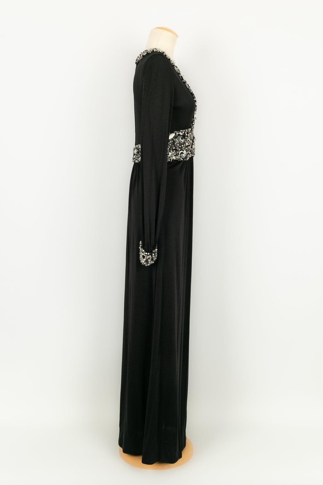 Azzaro - (Made in France) Long-sleeved dress in black jersey sewn with pearls and celluloid elements. No size nor composition label, it fits a 38FR.

Additional information:
Condition: Very good condition
Dimensions: Shoulder width: 38 cm - Chest: