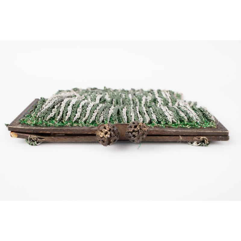 Azzaro - (Made in France) Handtasche aus silbernem und grünem Lurexgewebe, überzogen mit kleinen grünen und silbernen Metallketten.

Zusätzliche Informationen:
Zustand: Guter Zustand
Abmessungen: Breite: 14 cm - Höhe: 16 cm - Kettenlänge: 7 cm -