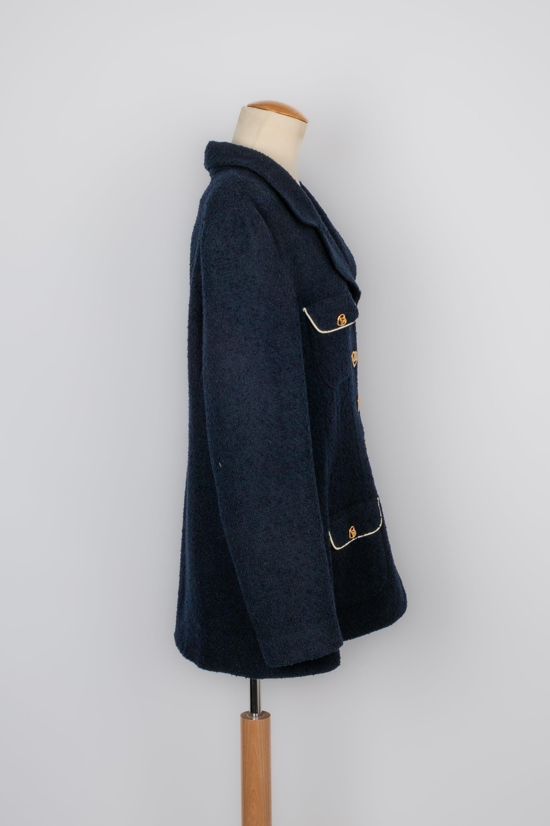 Azzaro - (Fabriqué en France) Veste en laine bleu marine et boutons en métal doré. Taille indiquée 4US.

Informations complémentaires :
Condit : Bon état
Dimensions : Largeur des épaules : 48 cm - Poitrine : 55 cm - Longueur des manches : 60 cm -