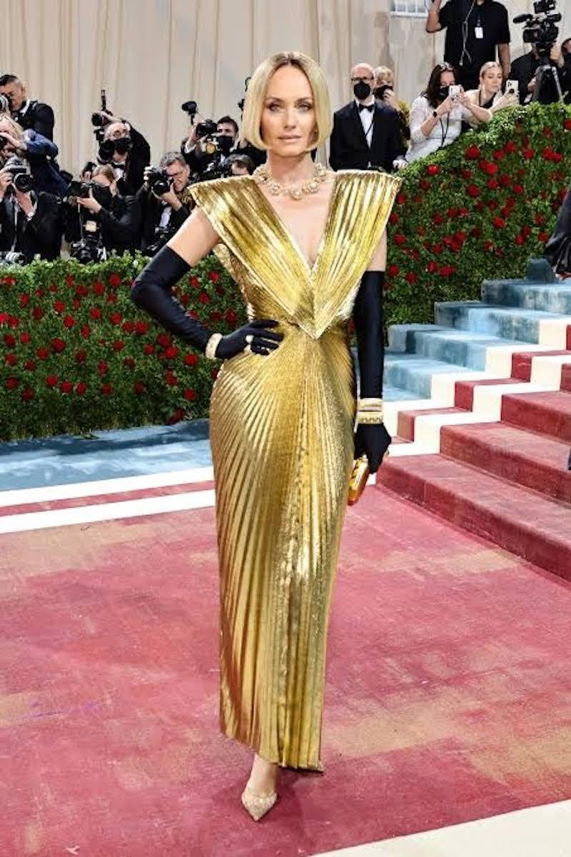 Azzaro Paris 80's Gold Lamé Sunray plissiert Met Gala Abendkleid im Angebot 8