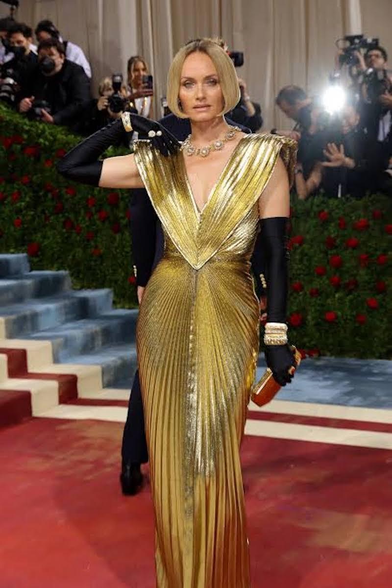 Azzaro Paris 80's Gold Lamé Sunray Plissé Met Gala Evening Gown en vente 9