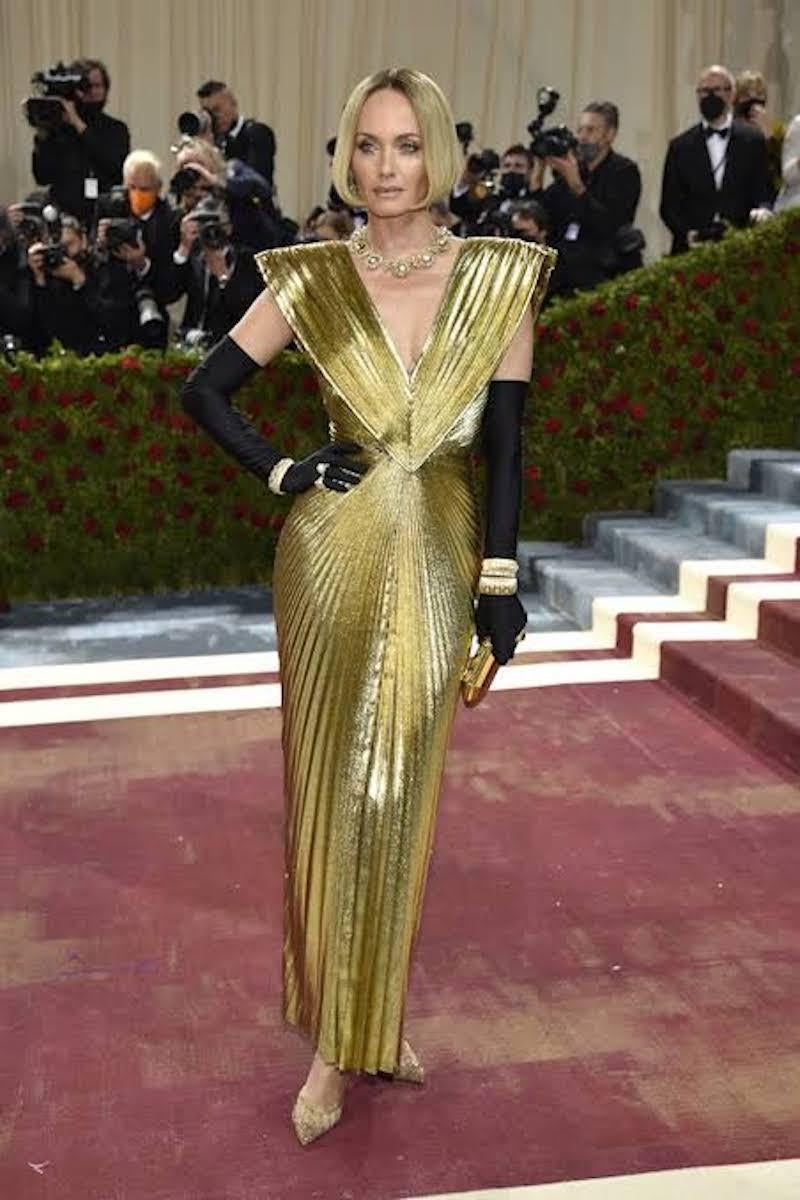 Azzaro Paris 80's Gold Lamé Sunray plissiert Met Gala Abendkleid im Angebot 10