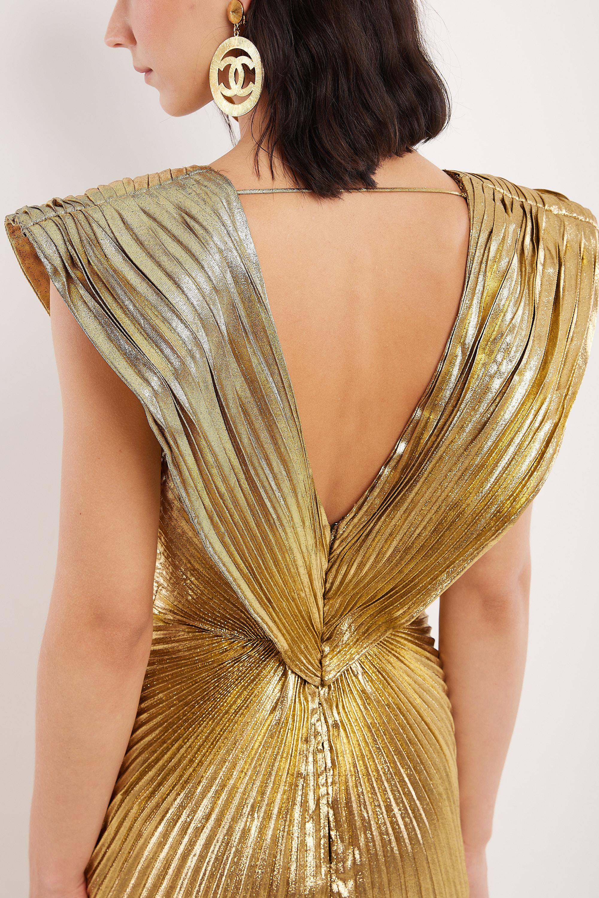 Azzaro Paris 80's Gold Lamé Sunray plissiert Met Gala Abendkleid Damen im Angebot