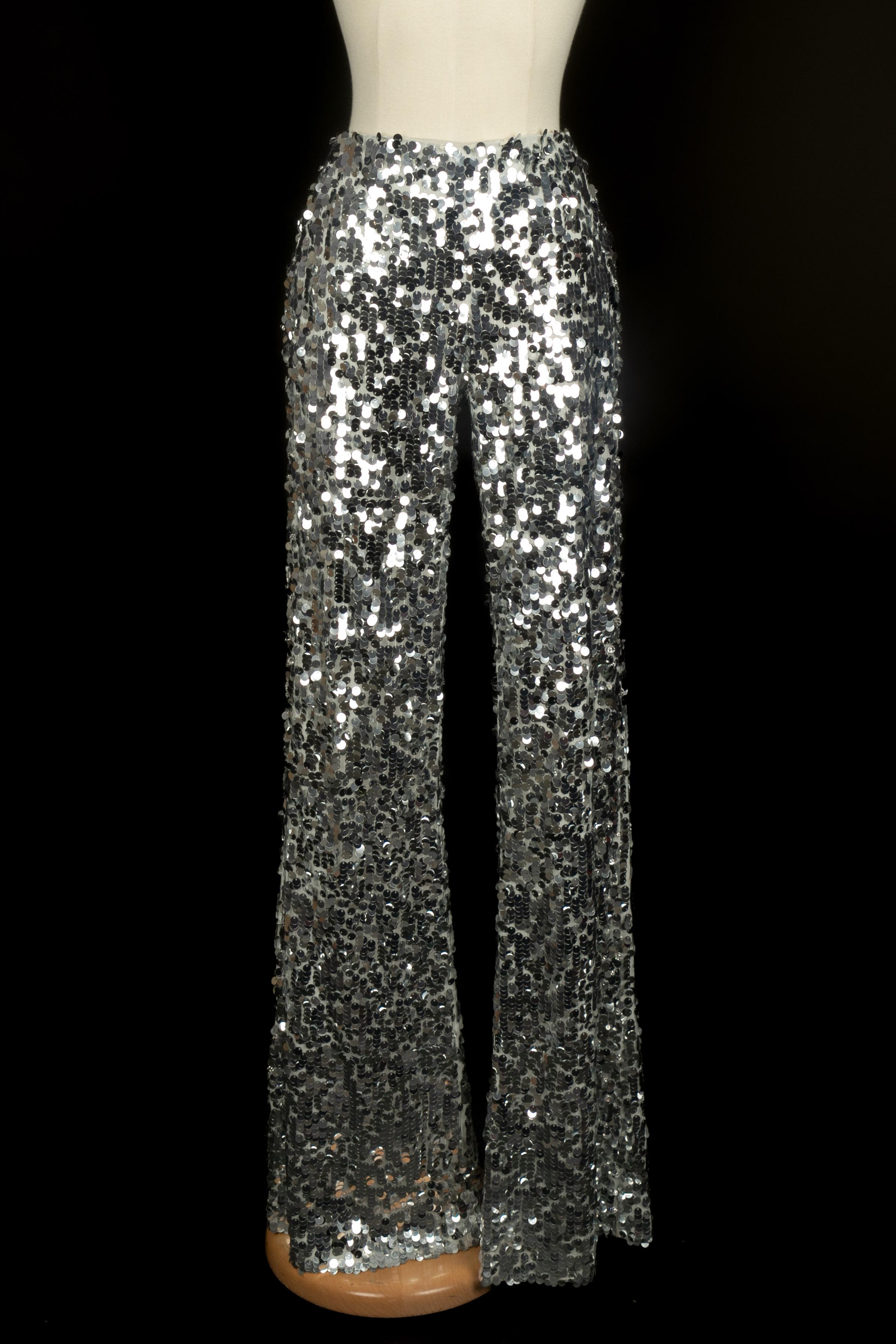 AZZARO - Tulle and silk pants with silvery sequins. Composition and brand labels missing, it fits a 38FR.

Condition:
Very good condition

Dimensions:
Waist: 37 cm - Length: 115 cm

SKU:FJ193