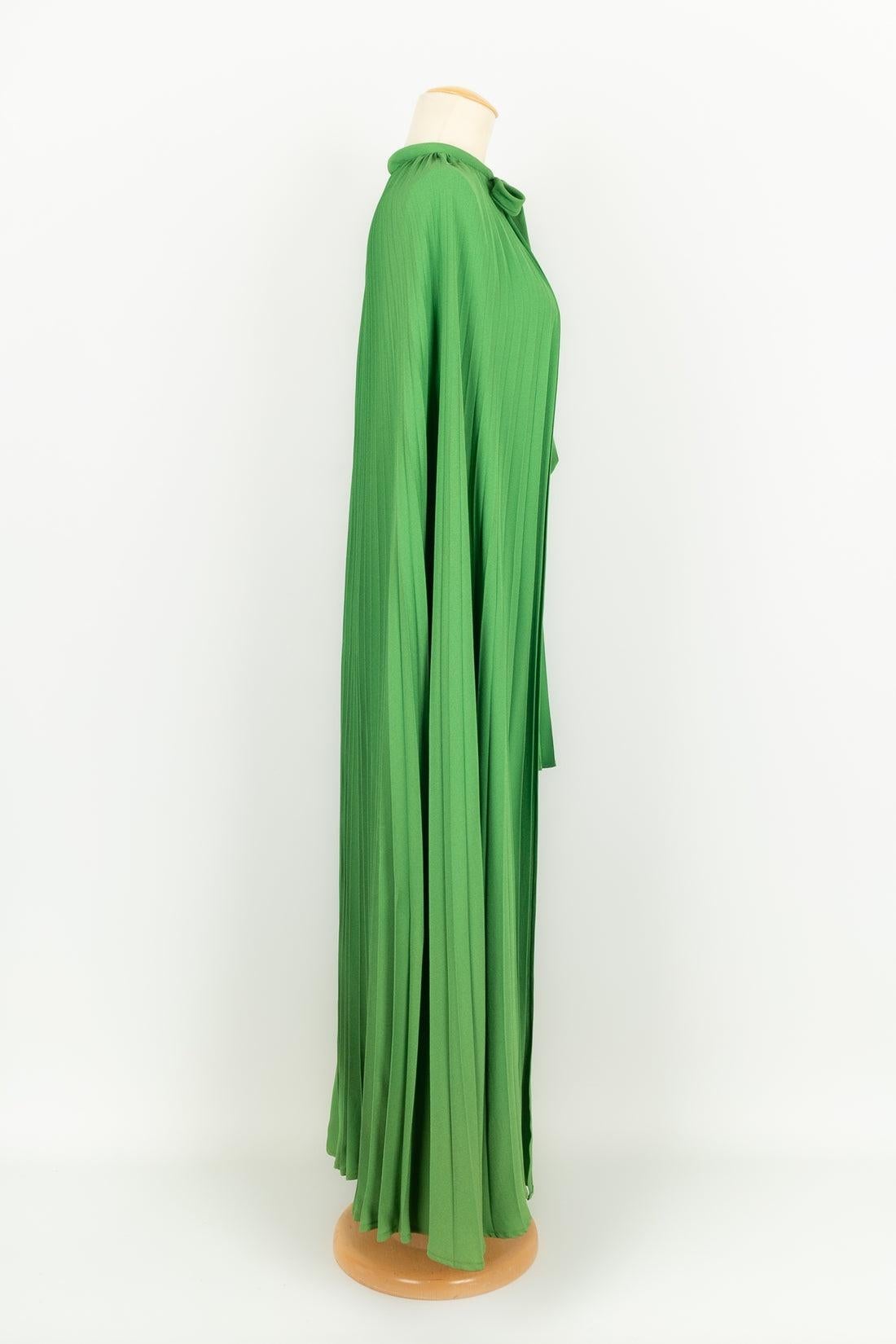 Azzaro - (Made in France) Short strapless dress in green pleated jersey with its cape. Label 90/75B for the chest. No size indicated, this set fits a 36FR. To note, the dress has been shortened.

Additional information:
Condition: Good