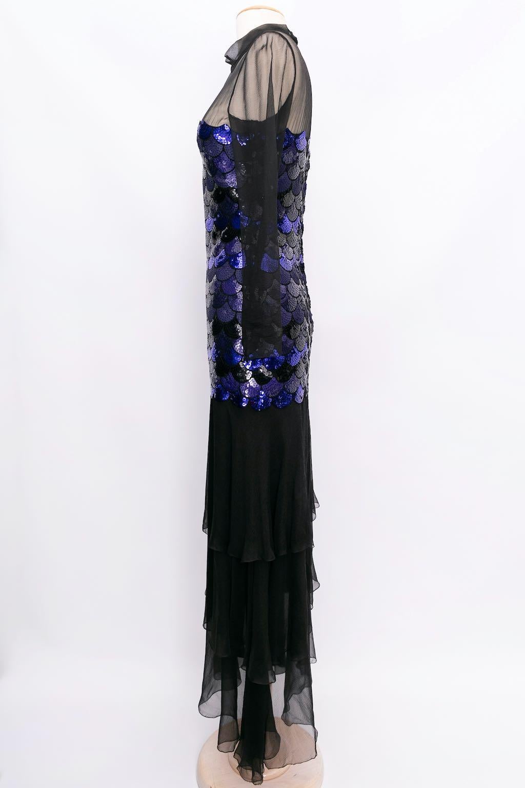 Azzaro (Made in France) Dress in silk chiffon embroidered with sequins. No composition or size tag, it fits a size 36FR.

Additional information: 
Dimensions: Shoulders: 36 cm (14.17