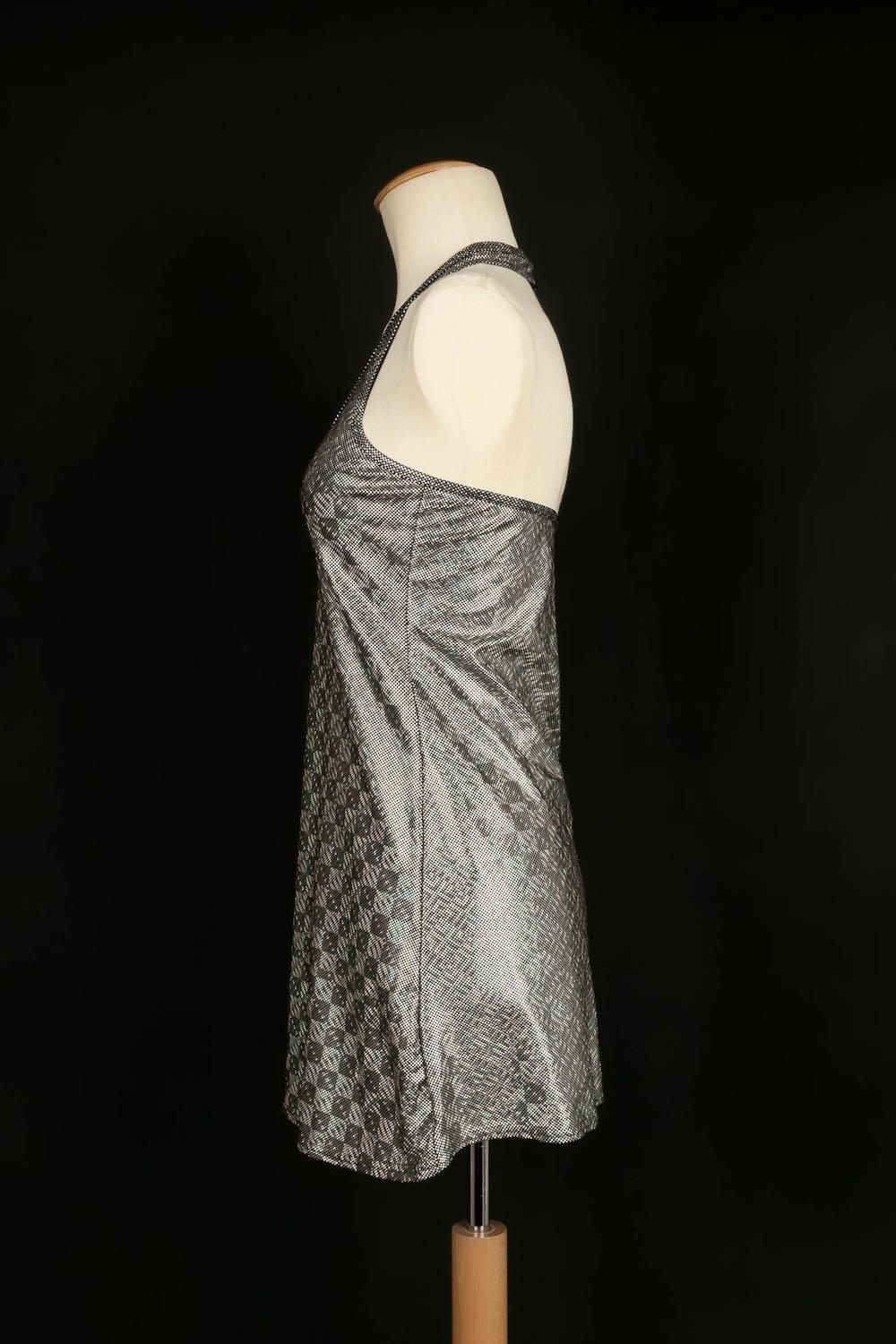 Azzaro - (Made in France) Silver mini dress. No size label, it fits a 36FR.

Additional information:
Condition: Very good condition
Dimensions: Chest: 40 cm - Length: 70 cm

Seller Reference: VR167