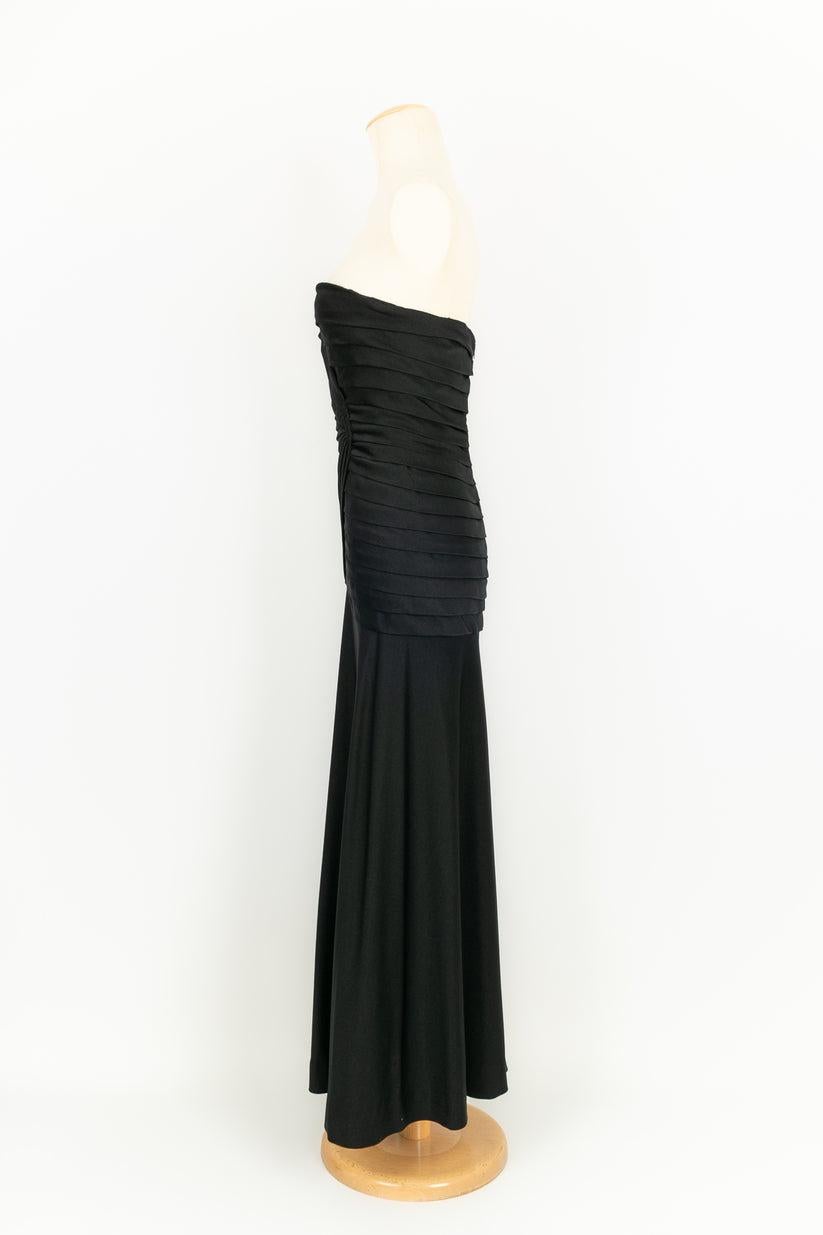 Azzaro - (Made in France) Strapless silk jersey dress. No size label, it fits a 36FR.

Additional information:
Dimensions: Chest: 32 cm, Length: 120 cm
Condition: Very good condition
Seller Ref number: VR189