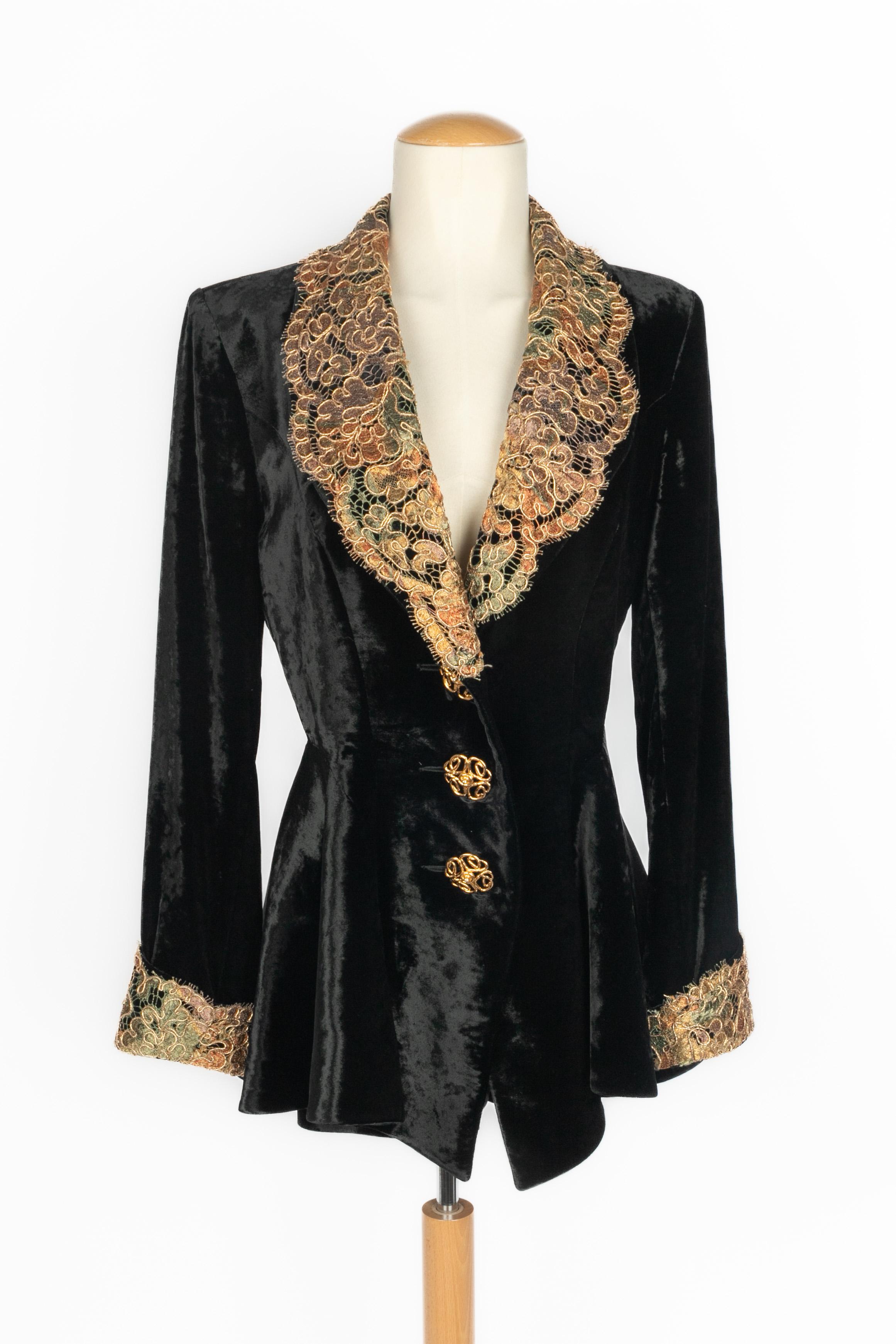 AZZARO - (Made in France) Giacca in velluto nero, collo e fondo manica cuciti con guipure. Mancano le etichette della composizione e della taglia, ma veste una 38FR.

Condizioni:
Ottime condizioni

Dimensioni:
Larghezza spalle: 42 cm - Petto: 41 cm