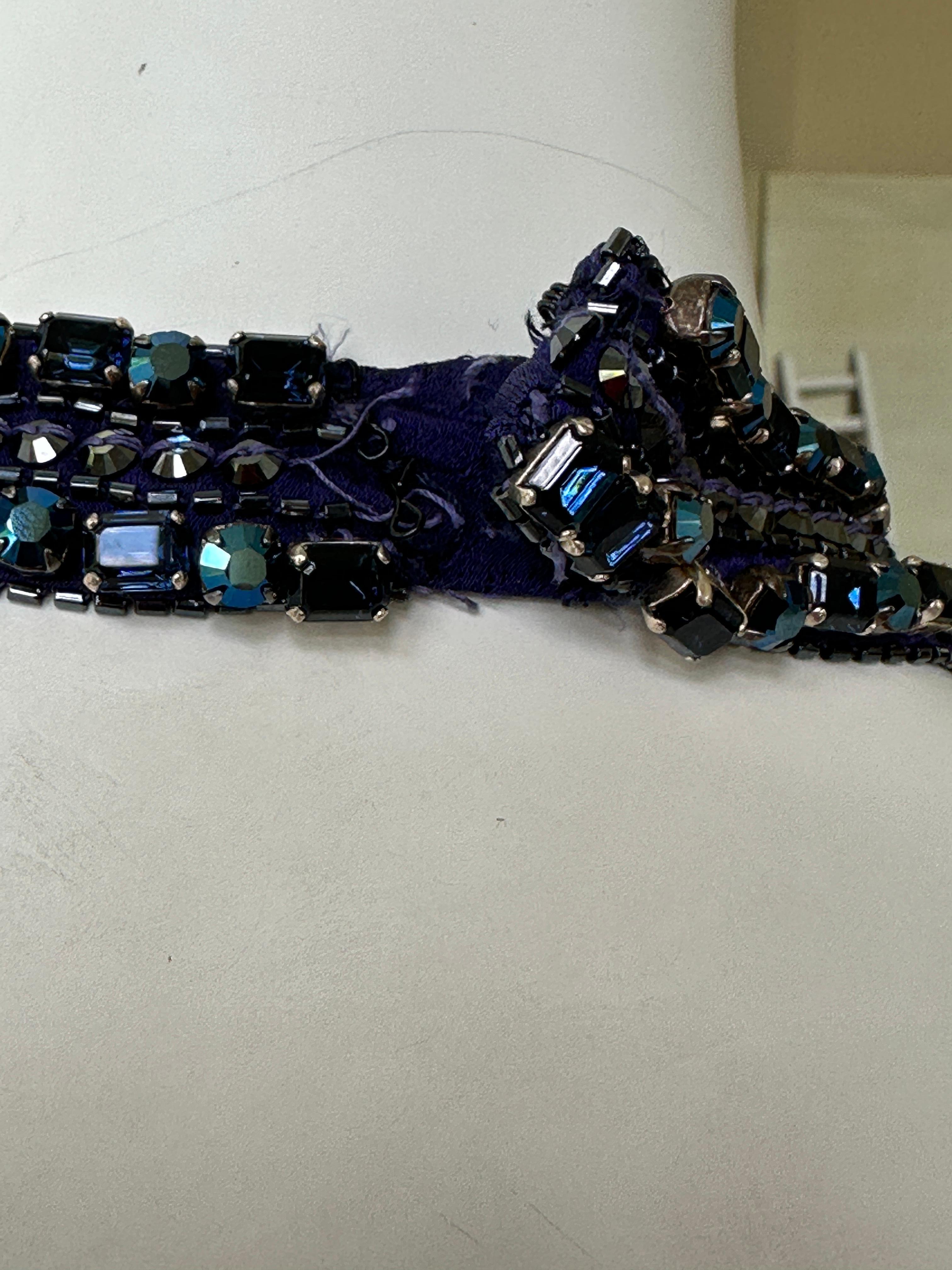 Azzaro - Robe de cocktail en soie bleue vintage avec trou de serrure orné de bijoux en vente 8