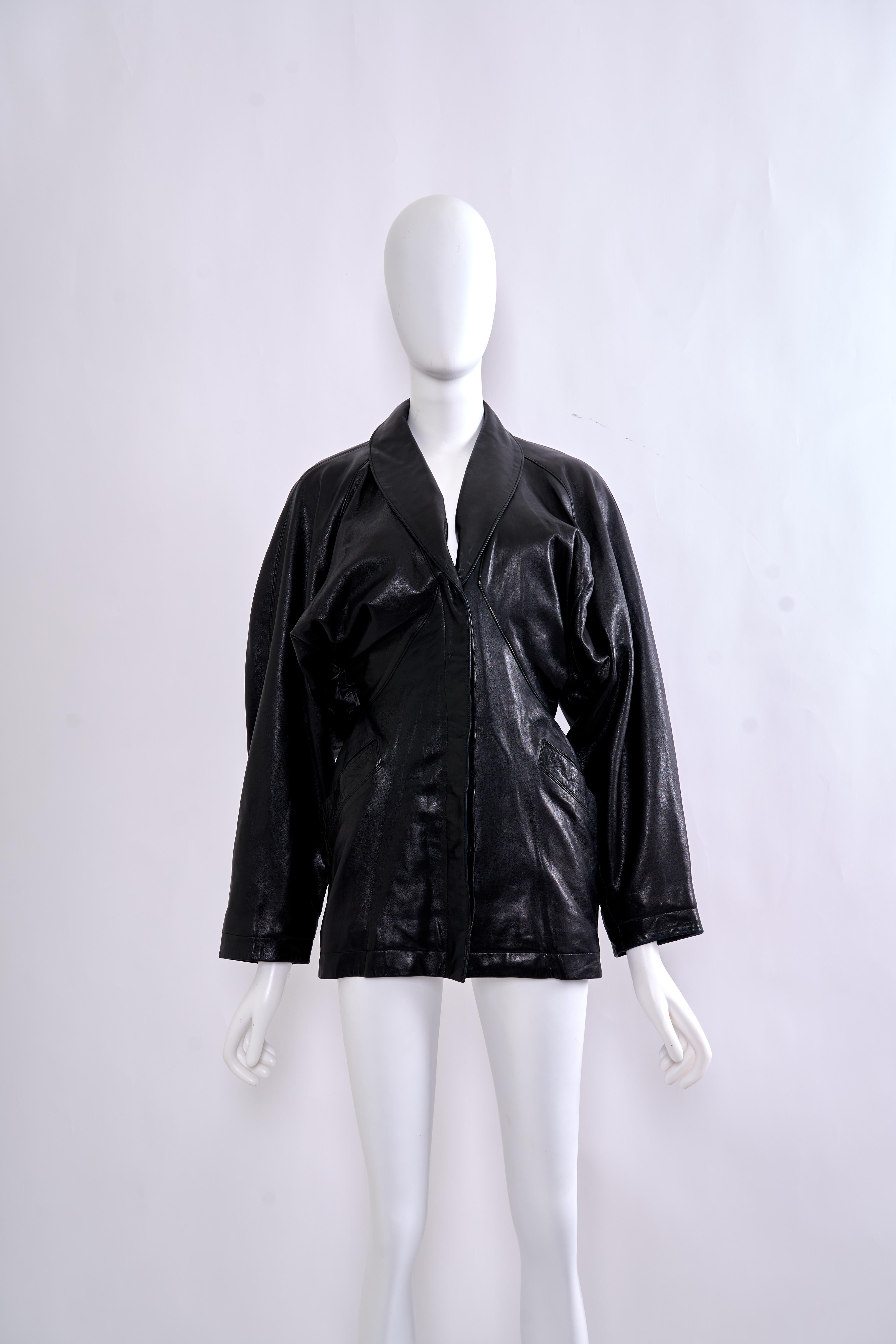 Azzedine Alaia 1980er Schwarzes Mantelkleid aus Leder mit offenem Rückenausschnitt Damen
