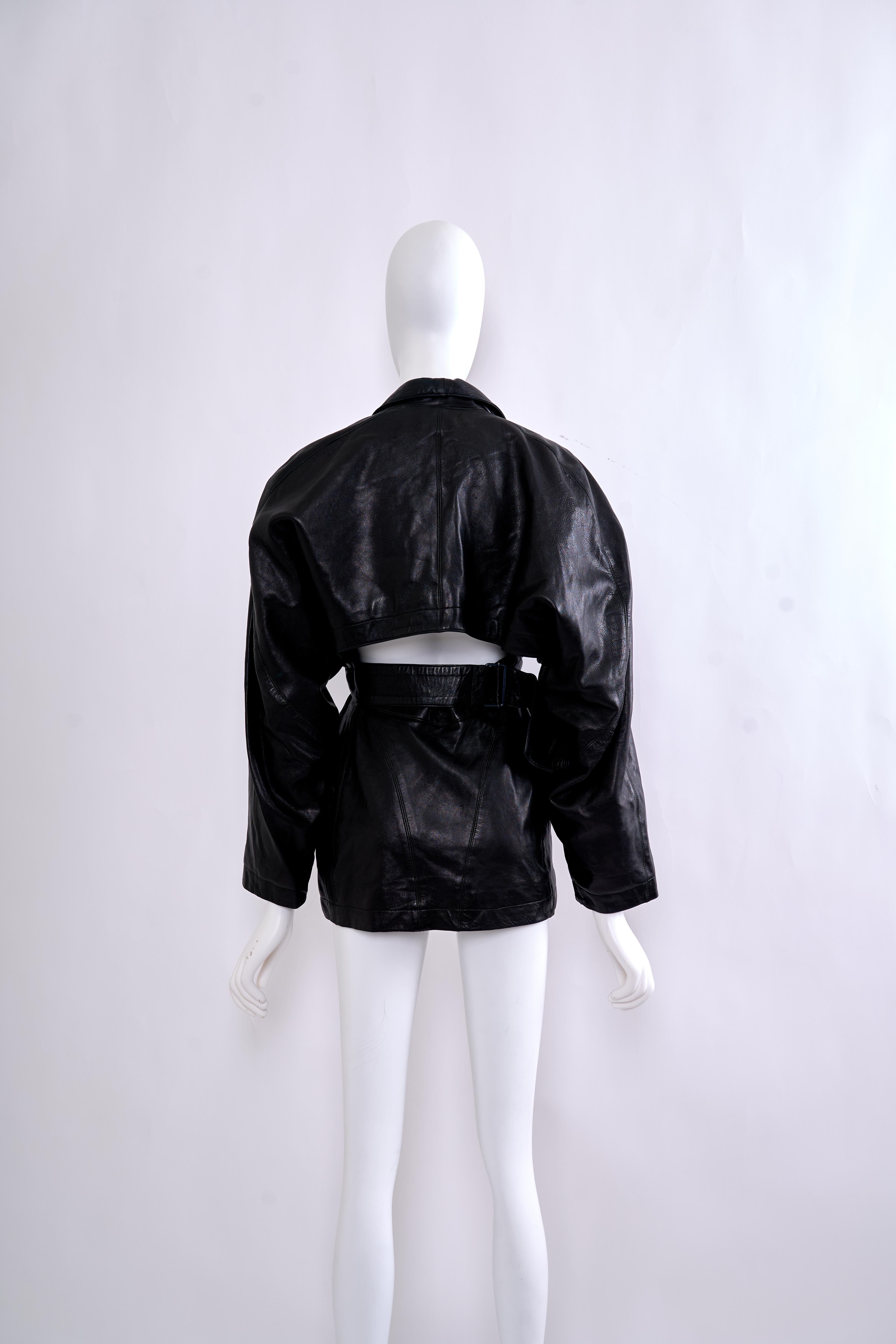 Azzedine Alaia 1980er Schwarzes Mantelkleid aus Leder mit offenem Rückenausschnitt 1