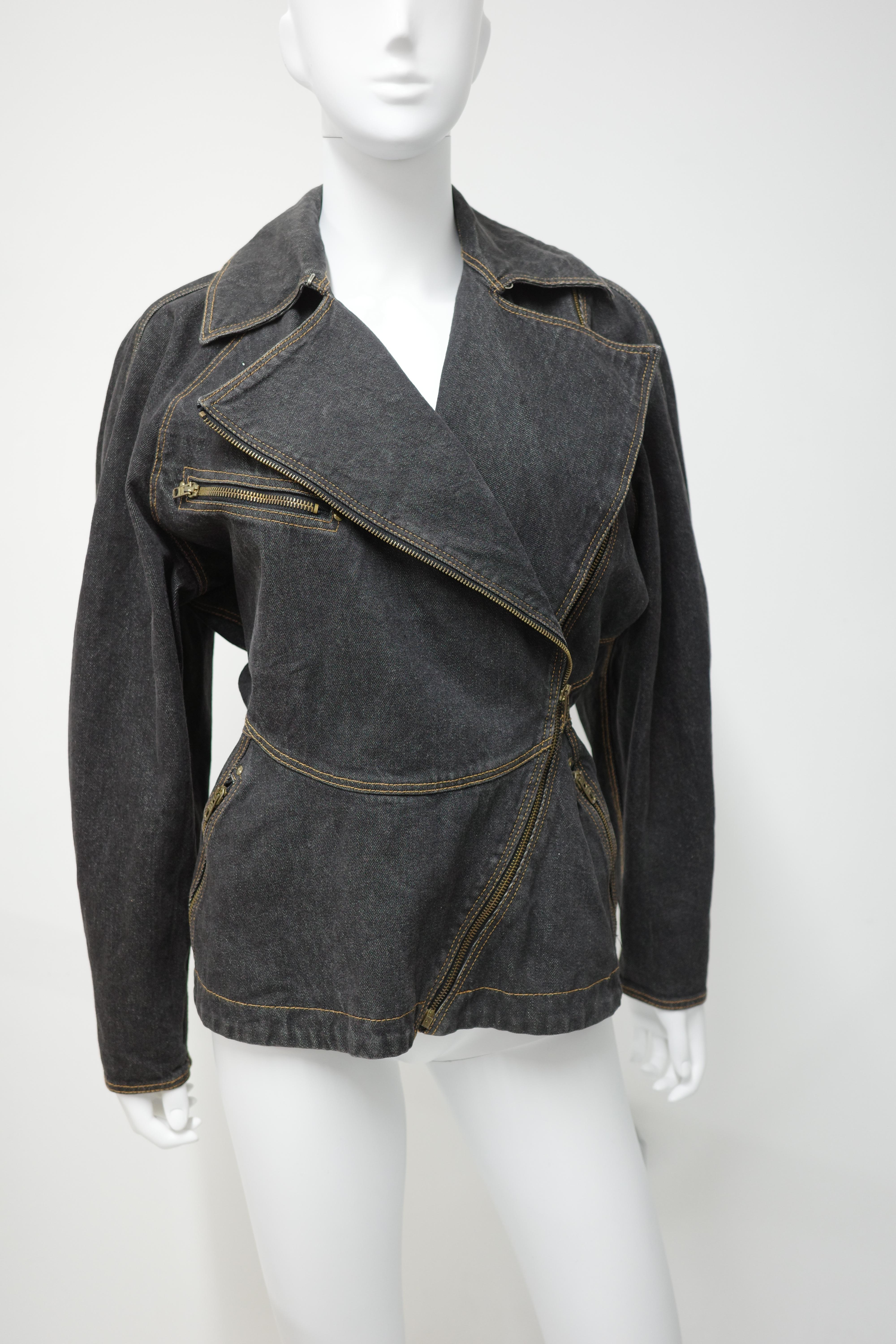 Azzedine Alaia 1984 Icónica chaqueta vaquera Moto Jean con cremallera diagonal delantera

Talla etiquetada GB: 14, US 10

El maniquí de las imágenes es de talla GB 8

Excelente estado

Pieza rara icónica de Azzedine Alaia

Color índigo

Buen estado