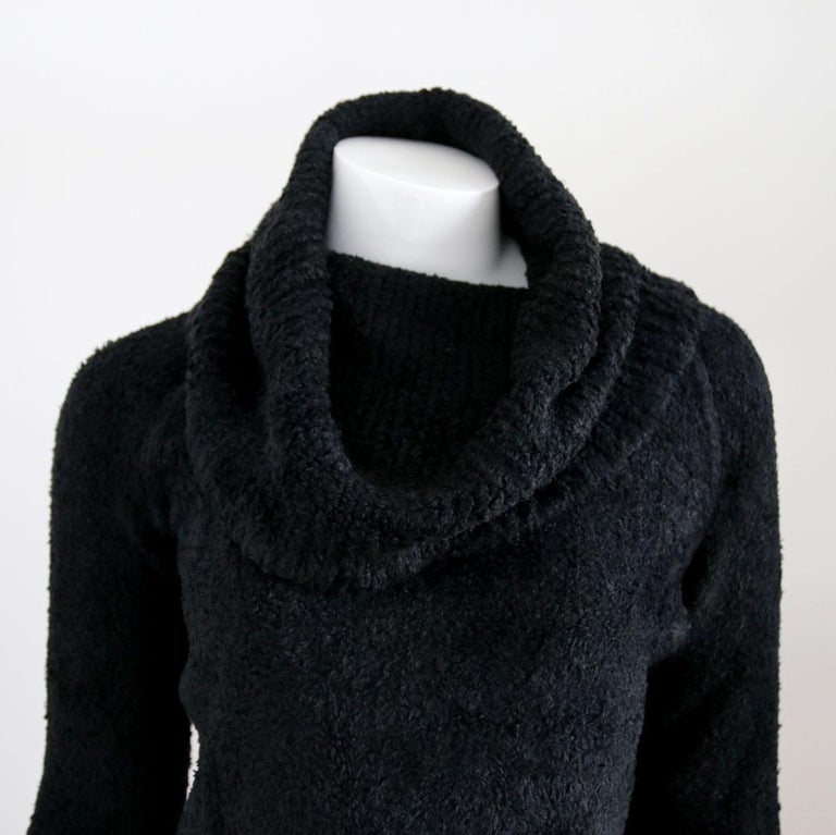 AZZEDINE ALAÏA

1994. Black Short Cut Turtleneck Sweater / Pullover by Alaïa.

Buy Now Or Cry Later! 

The pullover is in good condition (see photos).