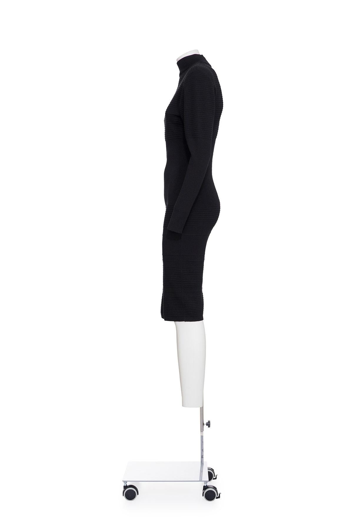 90'S langärmeliges, mittellanges Strickkleid mit horizontalen Rippen von Azzedine Alaïa
Messing-Reißverschluss auf der Rückseite
Die Zusammensetzung ist 100% Wolle

