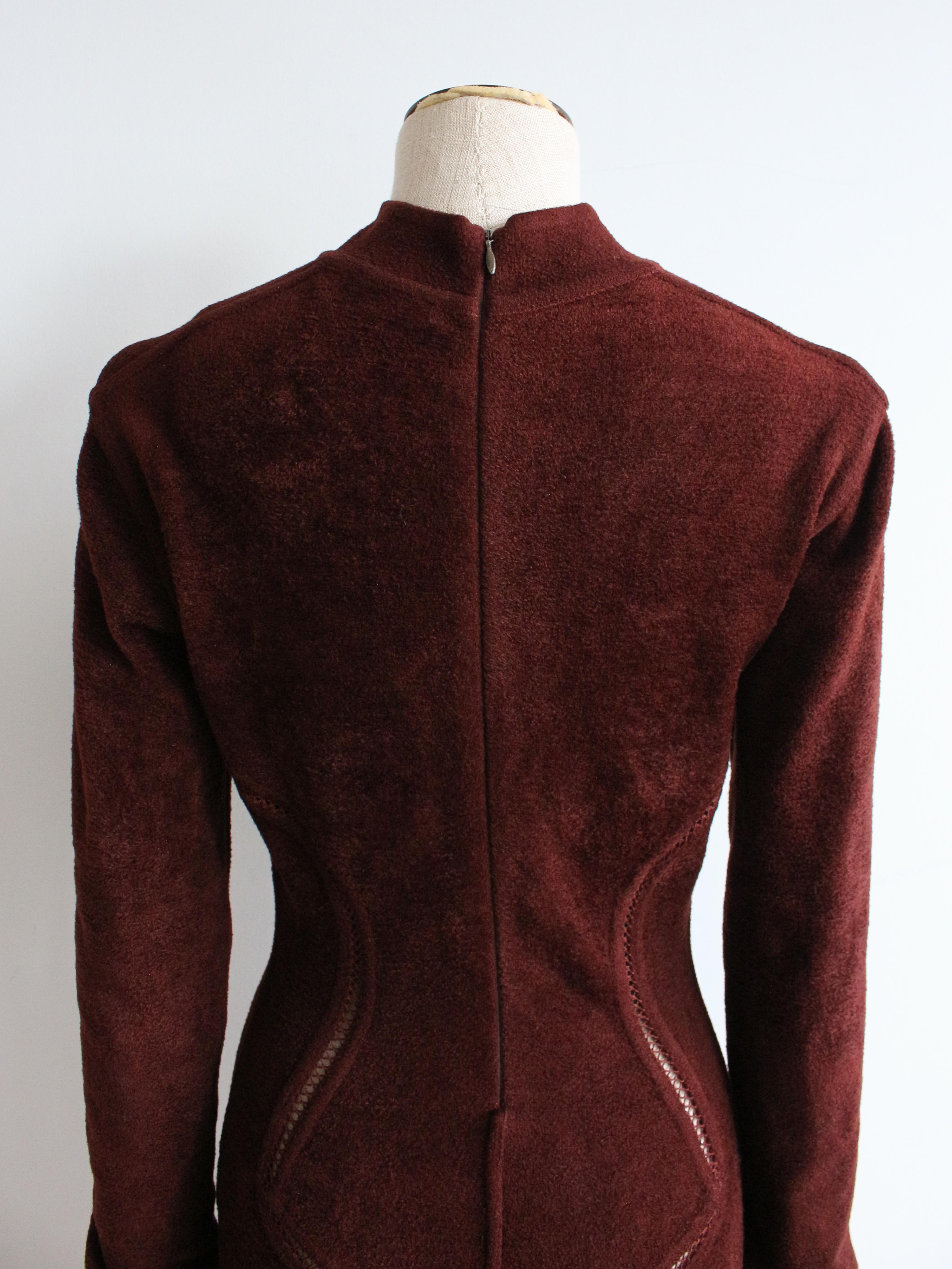 Azzedine Alaïa Herbst/Winter Braunes Kleid aus Chenille-Samt mit offenen Nähten im Angebot 6