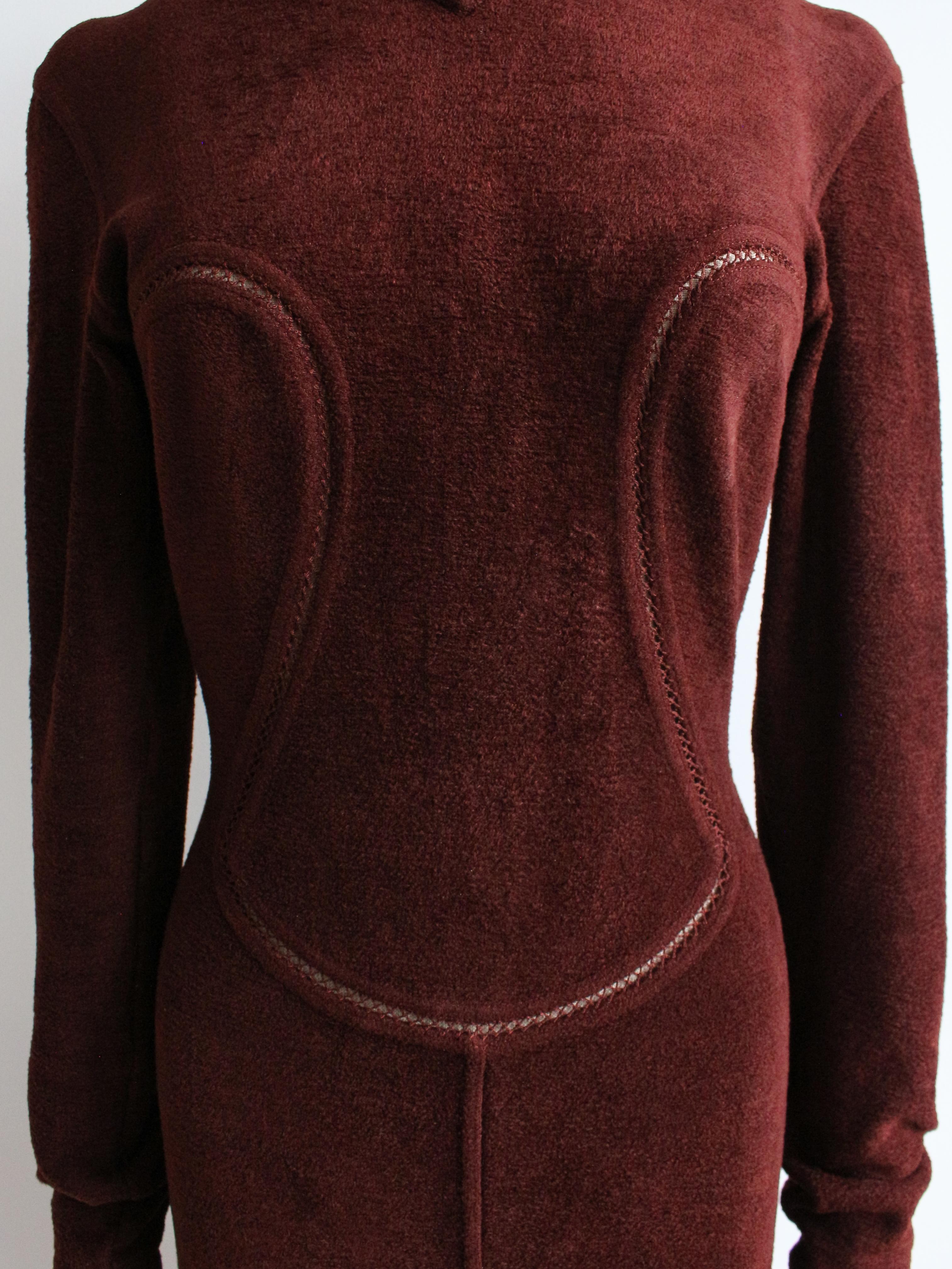 Azzedine Alaïa Herbst/Winter Braunes Kleid aus Chenille-Samt mit offenen Nähten im Angebot 7