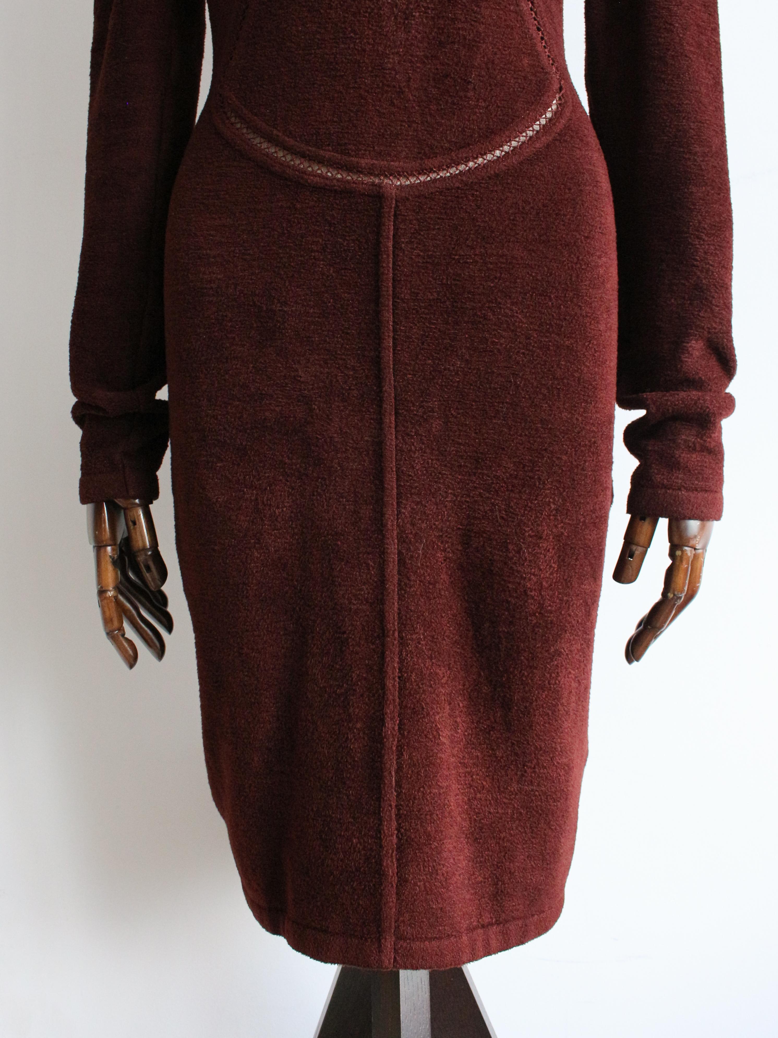 Azzedine Alaïa Herbst/Winter Braunes Kleid aus Chenille-Samt mit offenen Nähten im Angebot 8